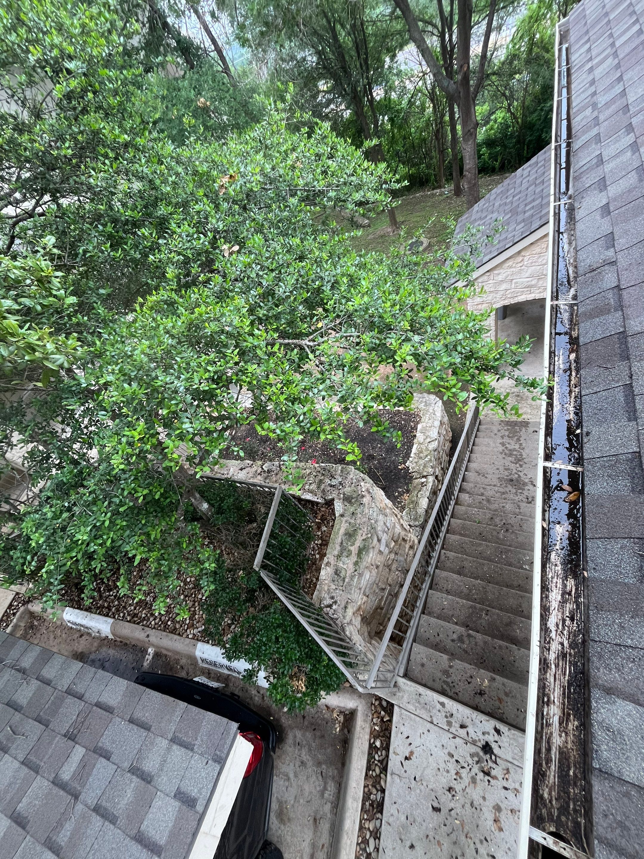 Commercial gutter cleaning Round Rock & Georgetown, TX	 after photo with clean gutters