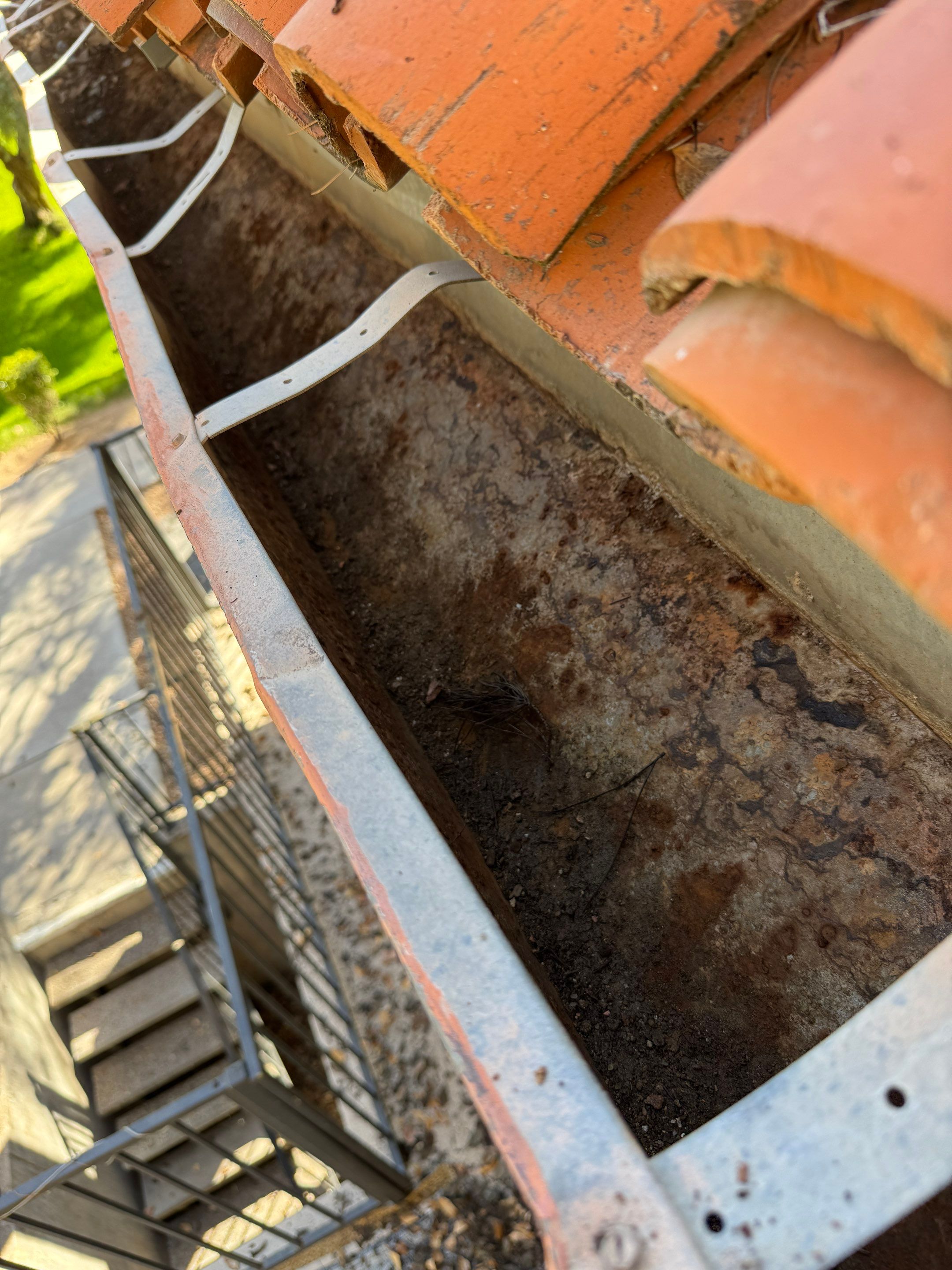 Commercial gutter cleaning Tucson, AZ after photo with clean gutters