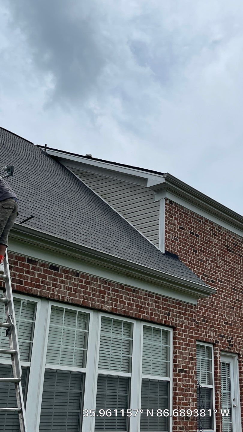 Residential Roofing Installation using Owens Corning Oakridge Roofing System by Undersun Roofing 