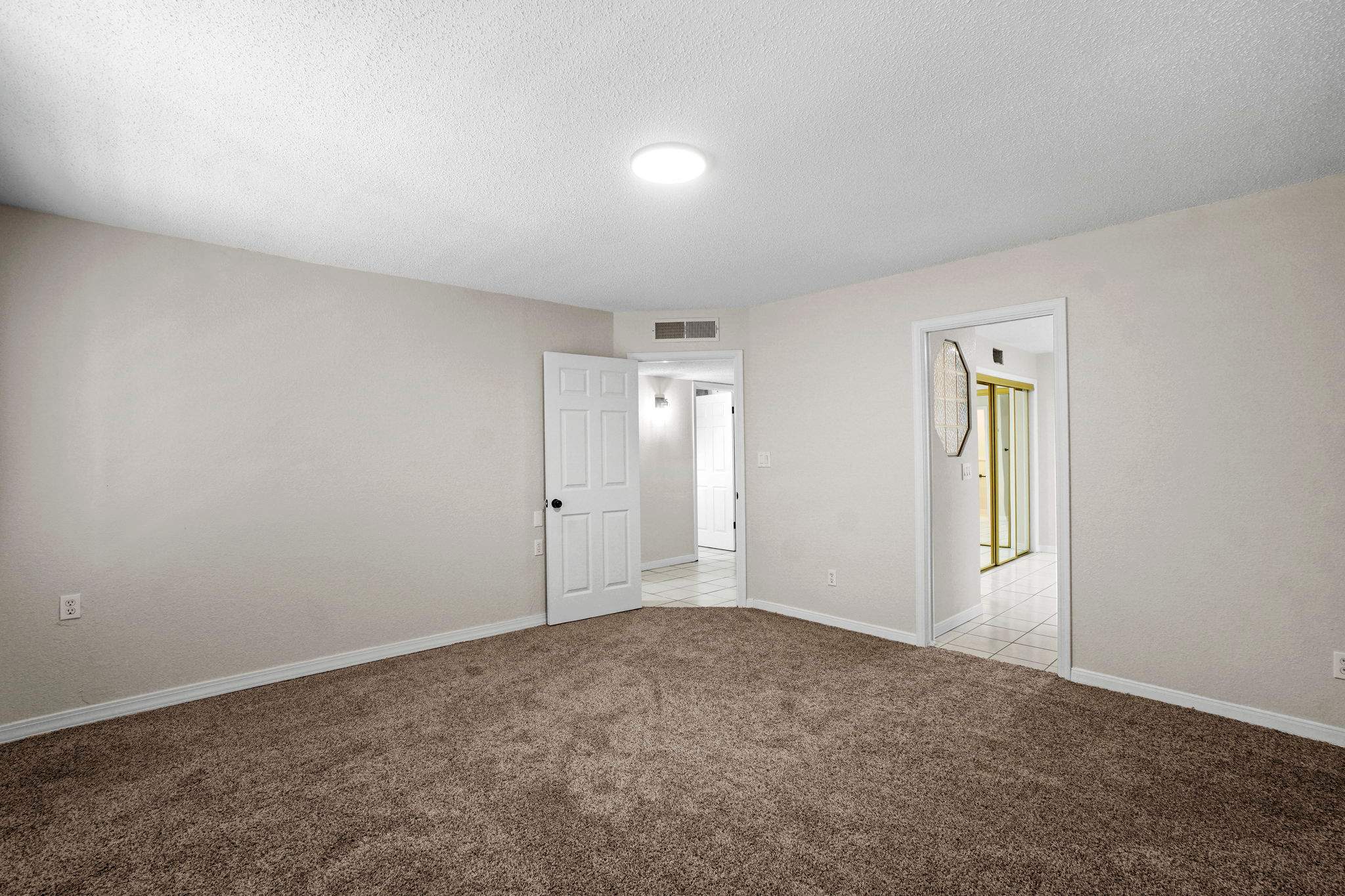 Luxury condo remodel by the golf course by Castro Brothers Solutions