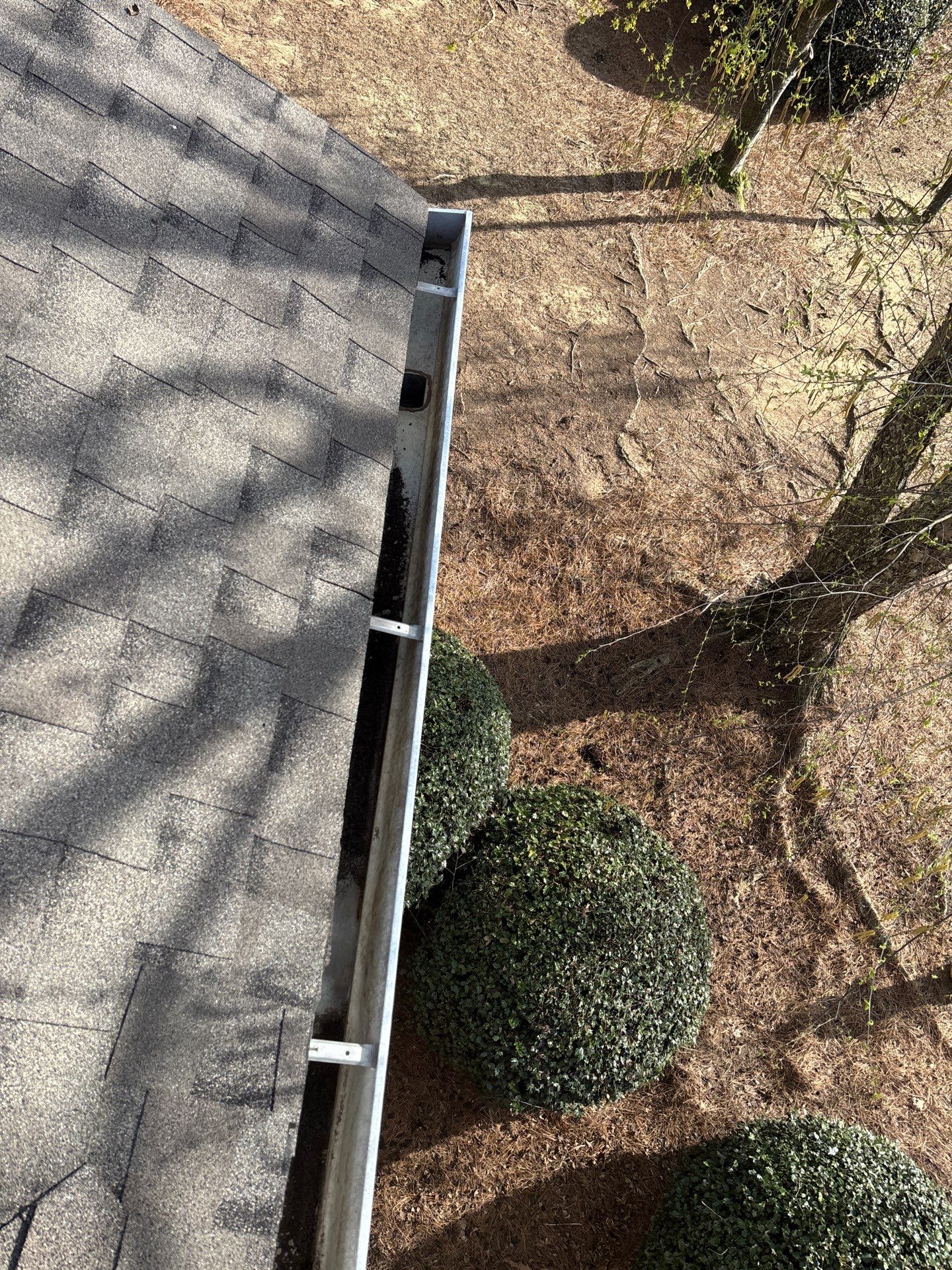 HOA gutter cleaning after photo.