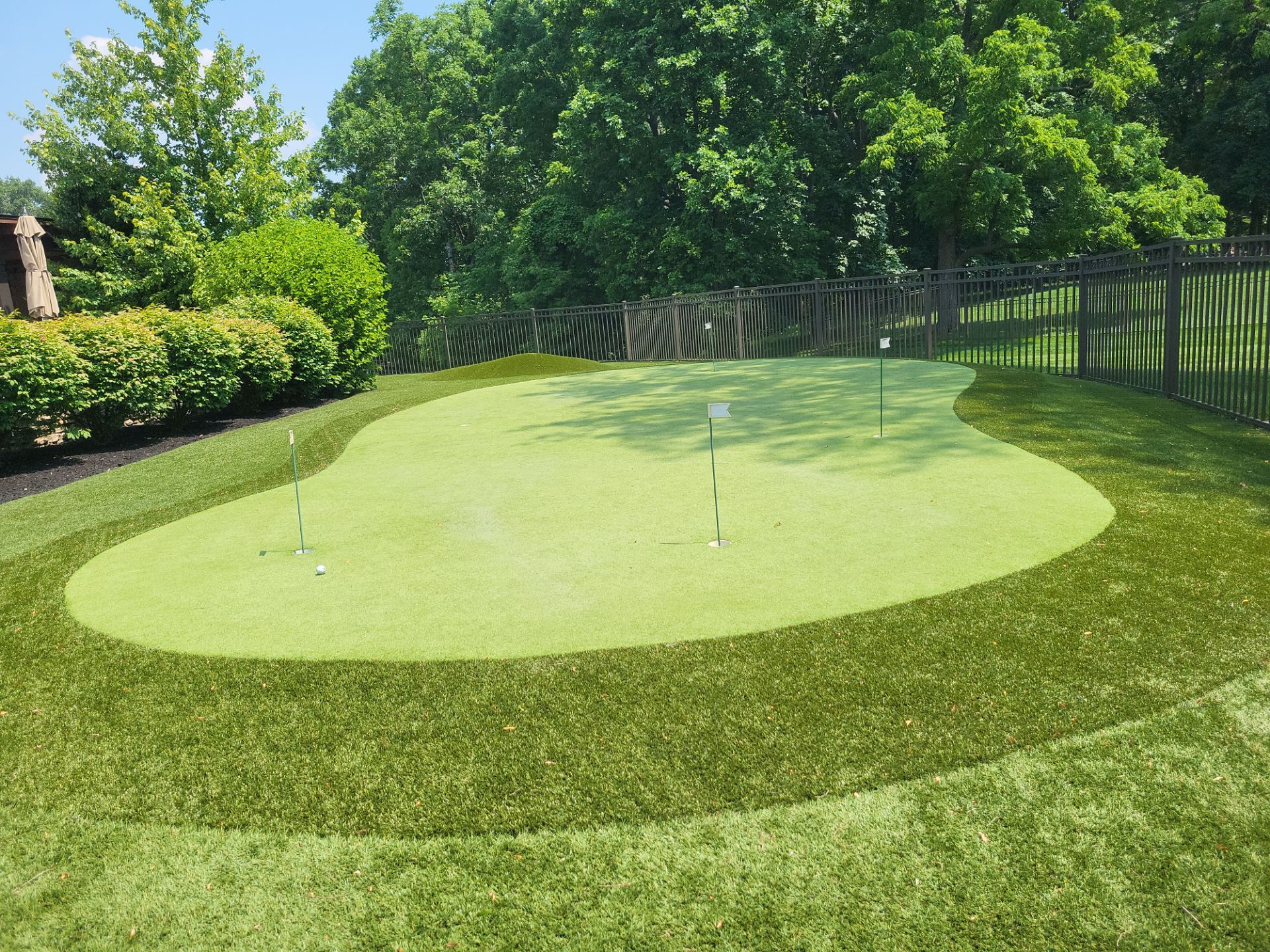 Custom Backyard Putting Green and Synthetic Turf Lawn in Delaware by Southwest Greens Midwest