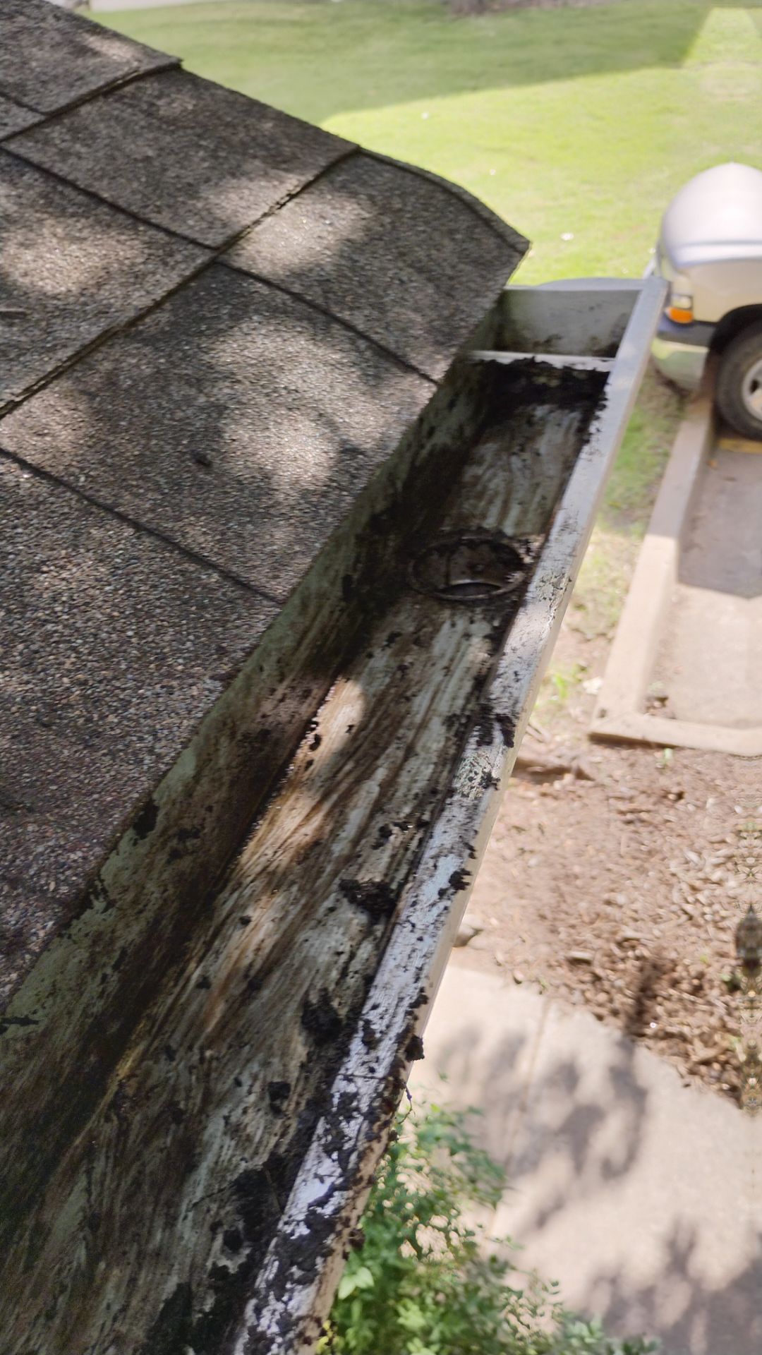 Commercial gutter cleaning Oklahoma after photo with clean gutters