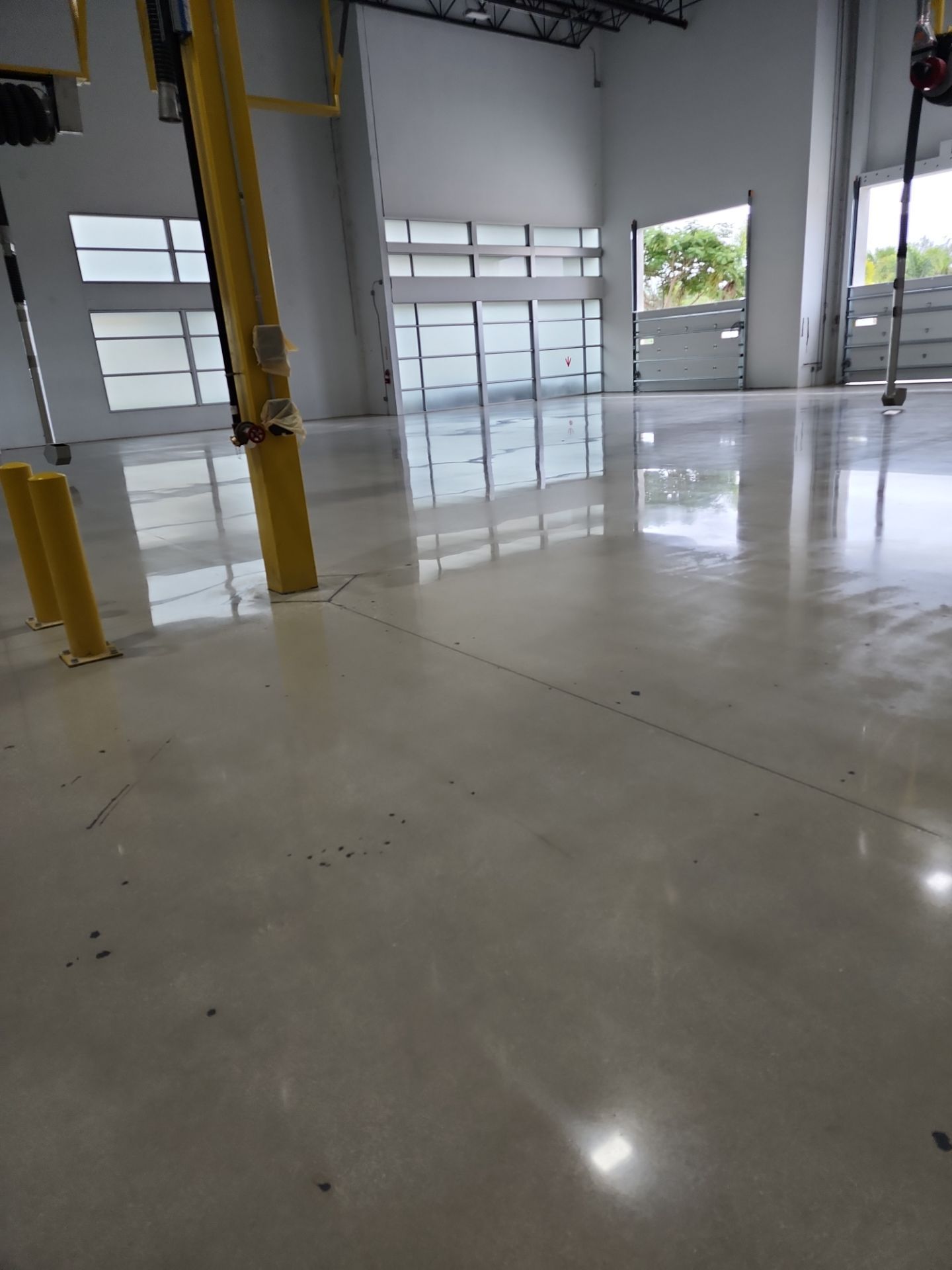 Pepsi Warehouse Concrete Polishing by Seamless Surfaces