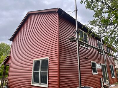 IHC crew installing siding on a McHenry County home