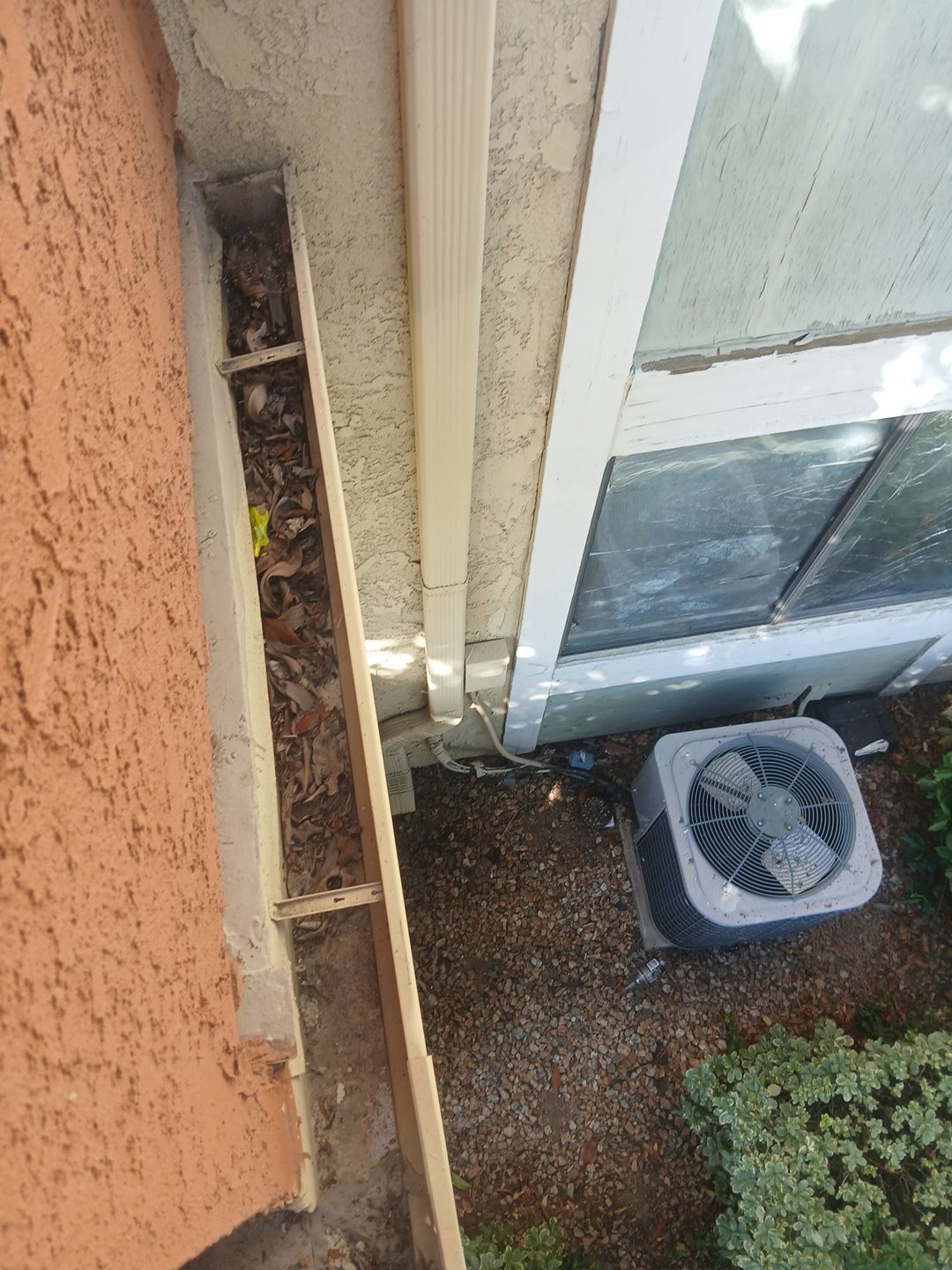 HOA gutter cleaning before photo Ontario, CA
