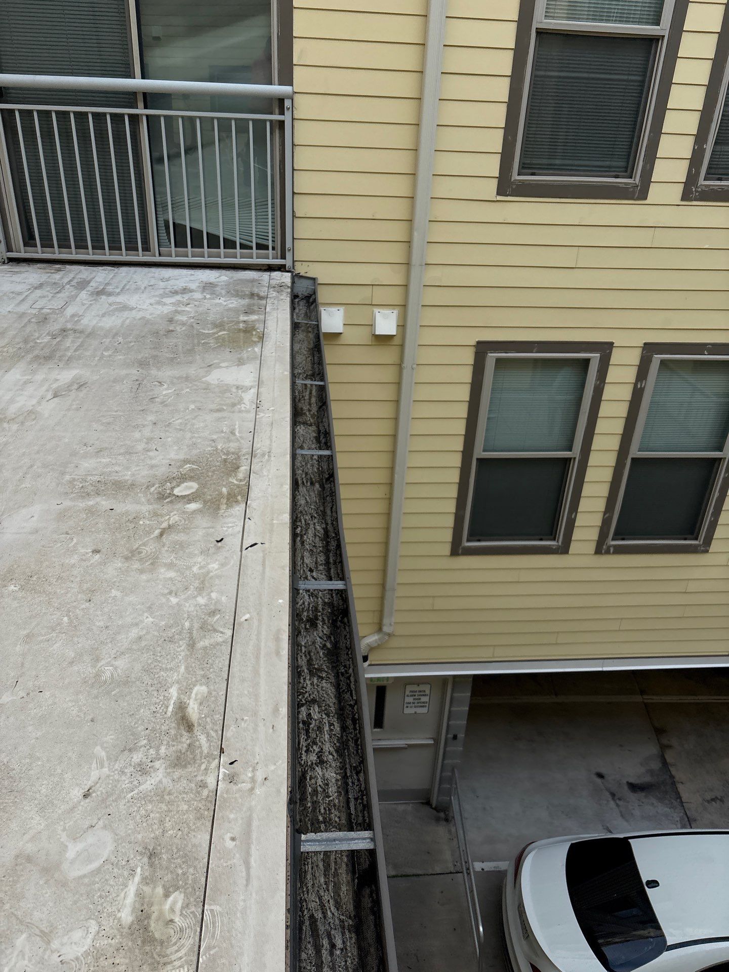 HOA gutter cleaning after photo.