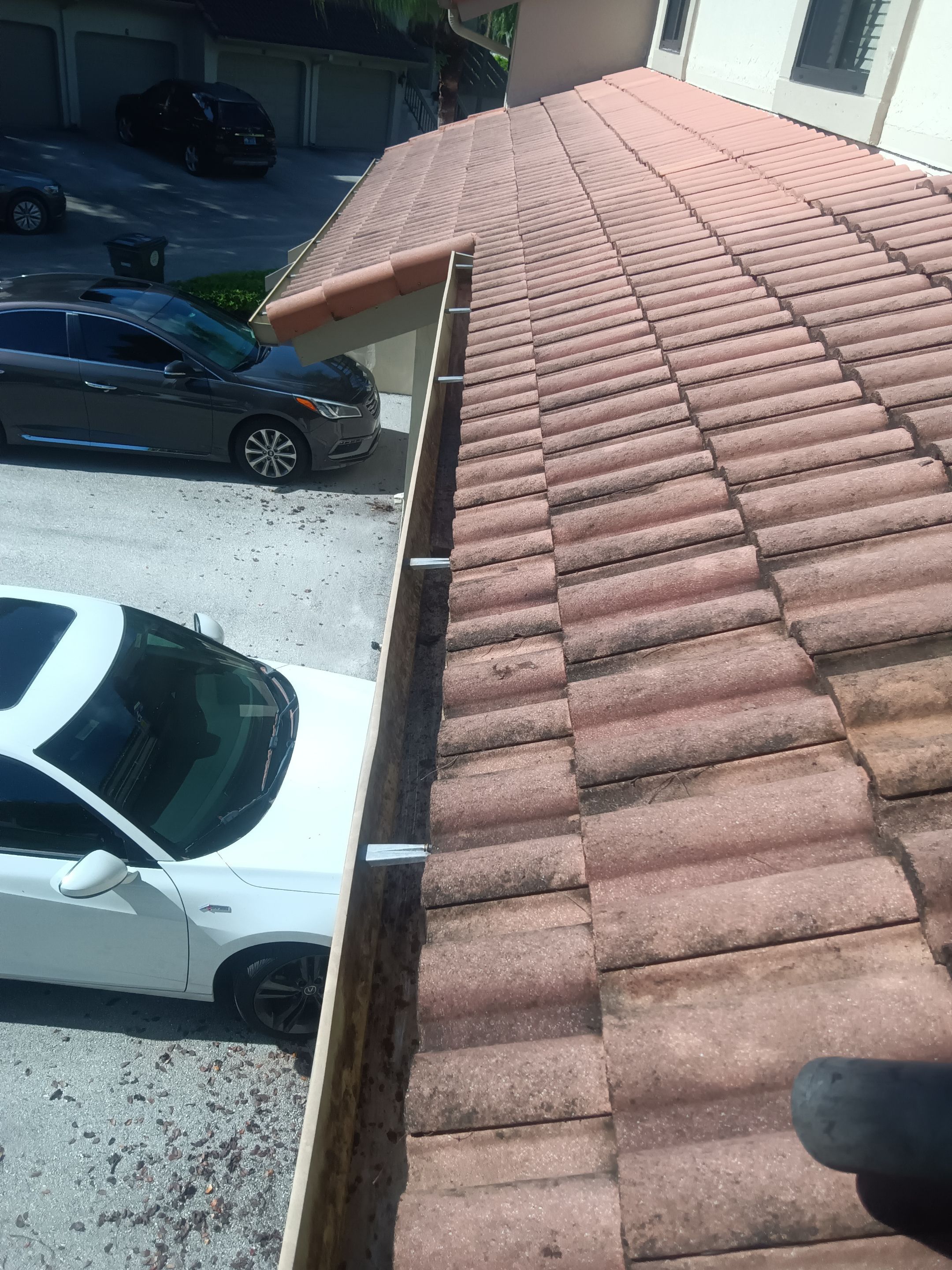 HOA gutter cleaning after photo.