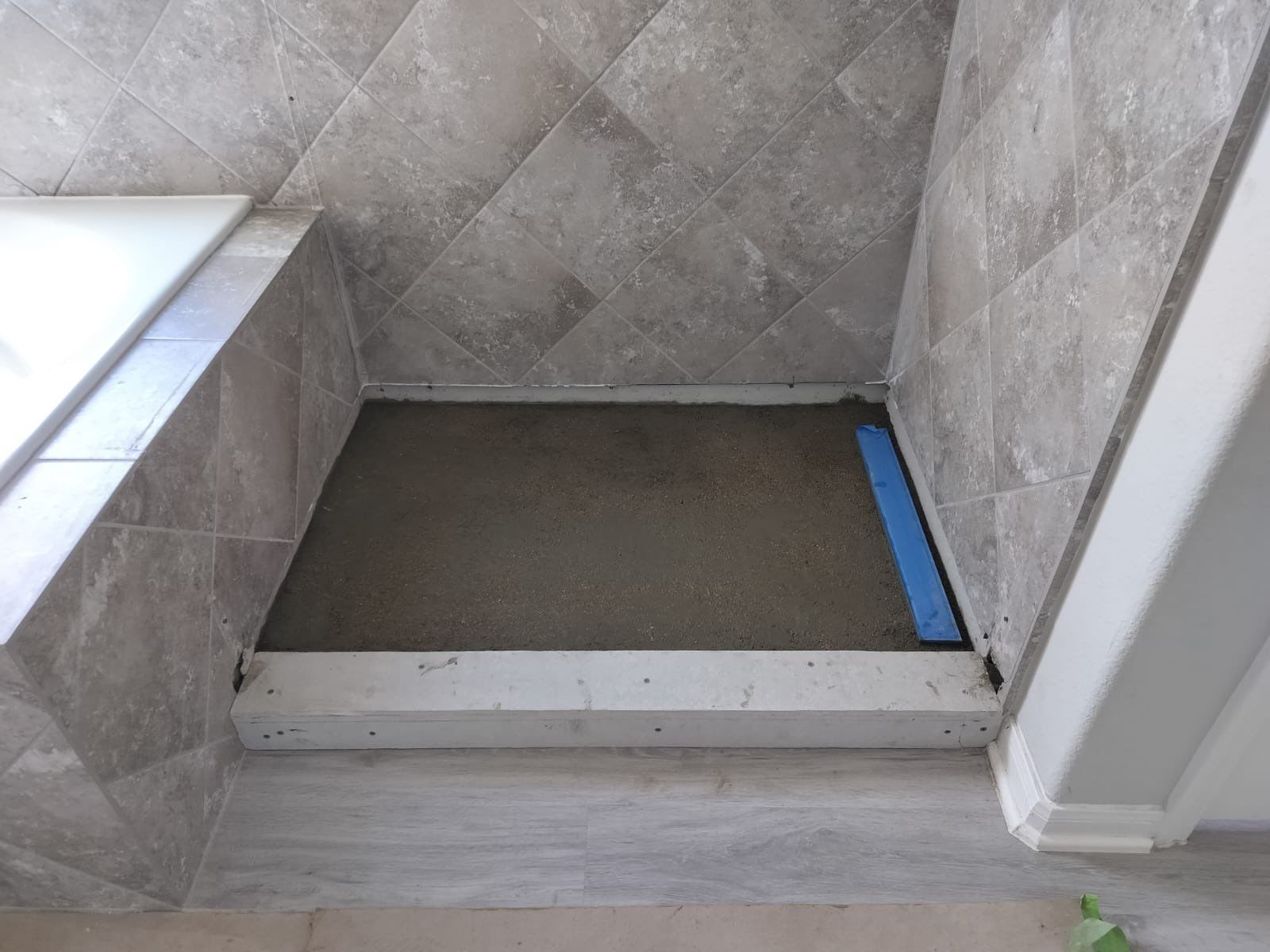 Master Bath Meets The Outdoors: Martha Acevedo's Custom Transformation! 🛁➡️🌳 by Texas Urban Elements