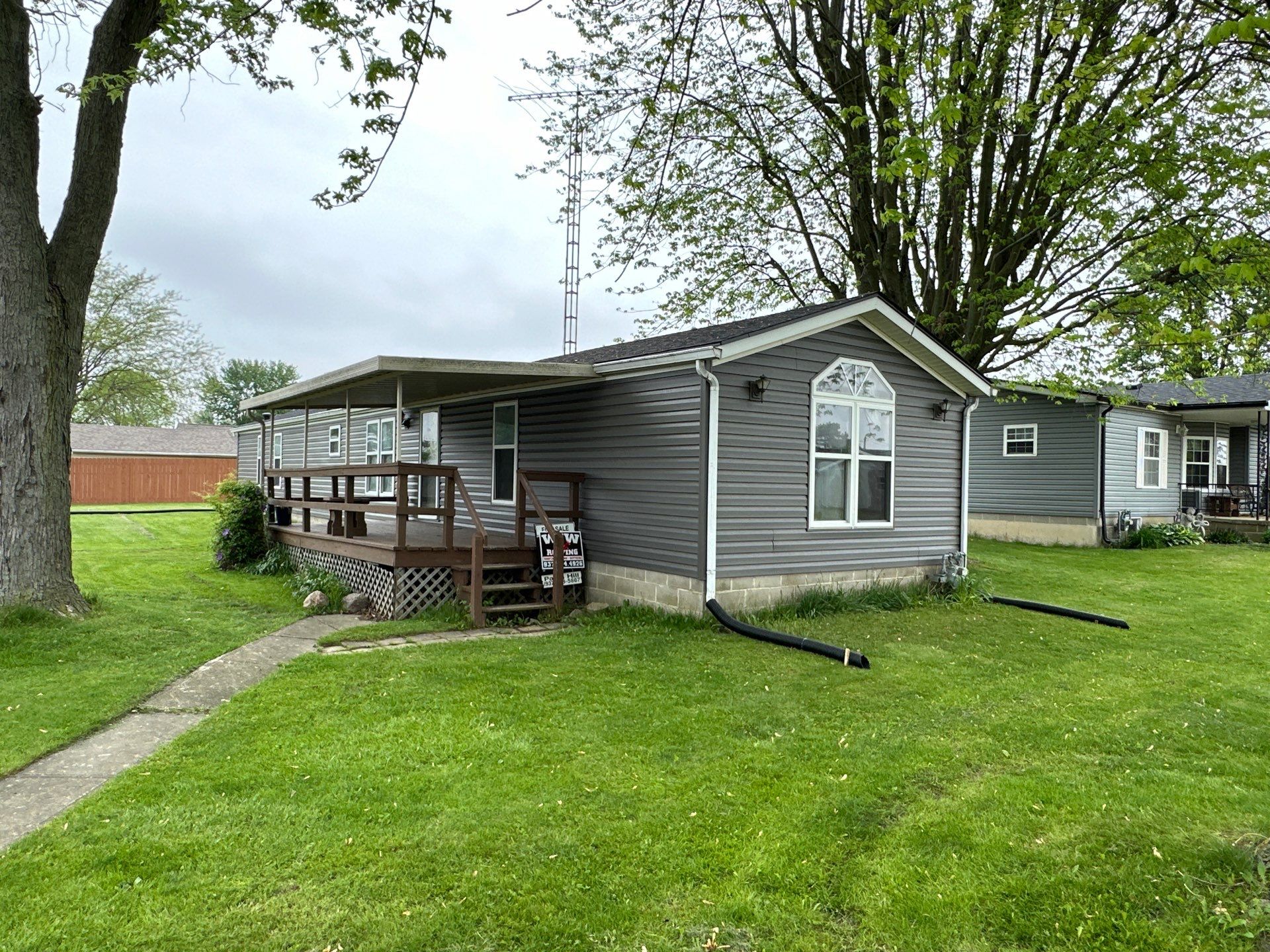 Roof and Siding Replacement using Norandex Cedar Knoll Graphite Siding and Owens Corning Durations in Onyx Black by WIW Enterprises Inc