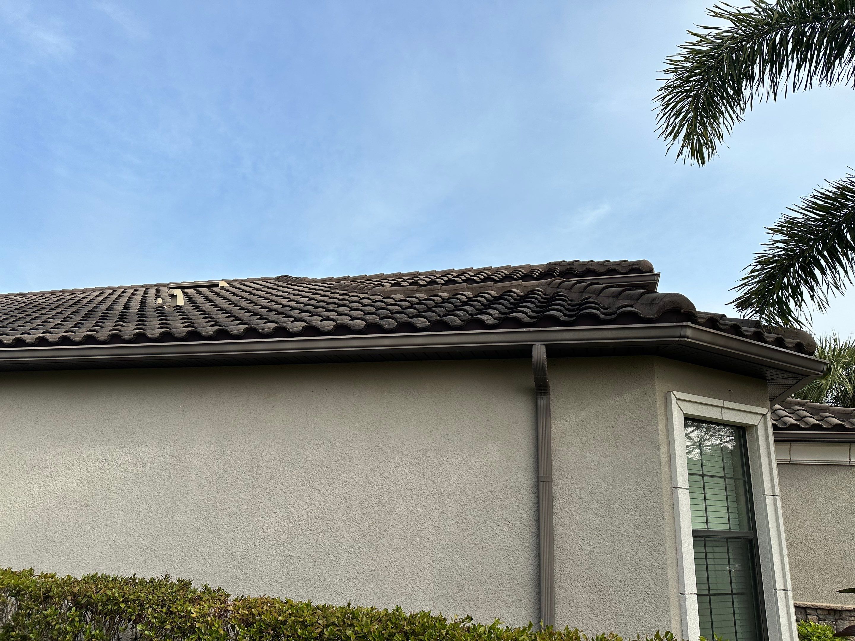 Concrete Tile Roof, Paver Pool Deck, Screen Enclosure & Driveway Cleaning in Artisan Lakes Esplanade, Palmetto, FL | Sunshine AquaWash by Sunshine AquaWash