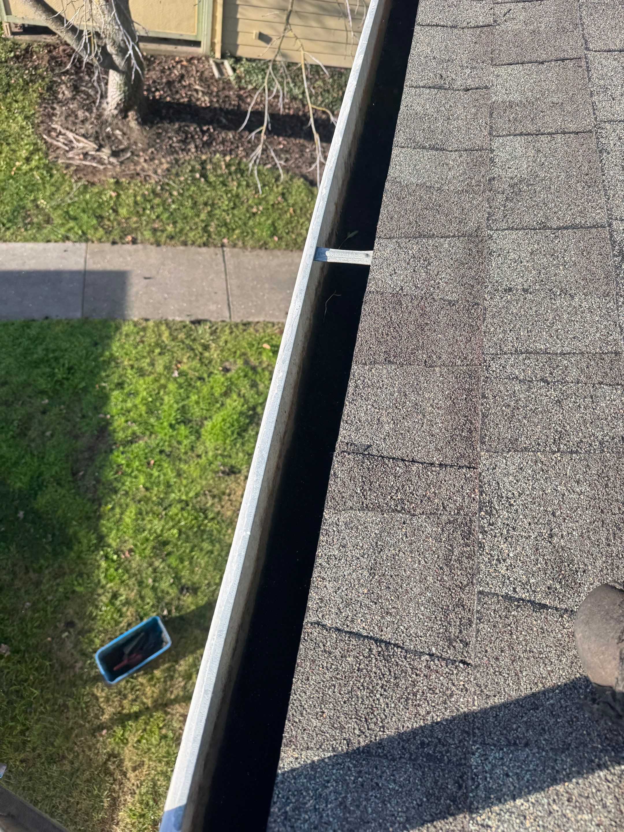 Commercial gutter cleaning Elk Grove, CA after photo with clean gutters