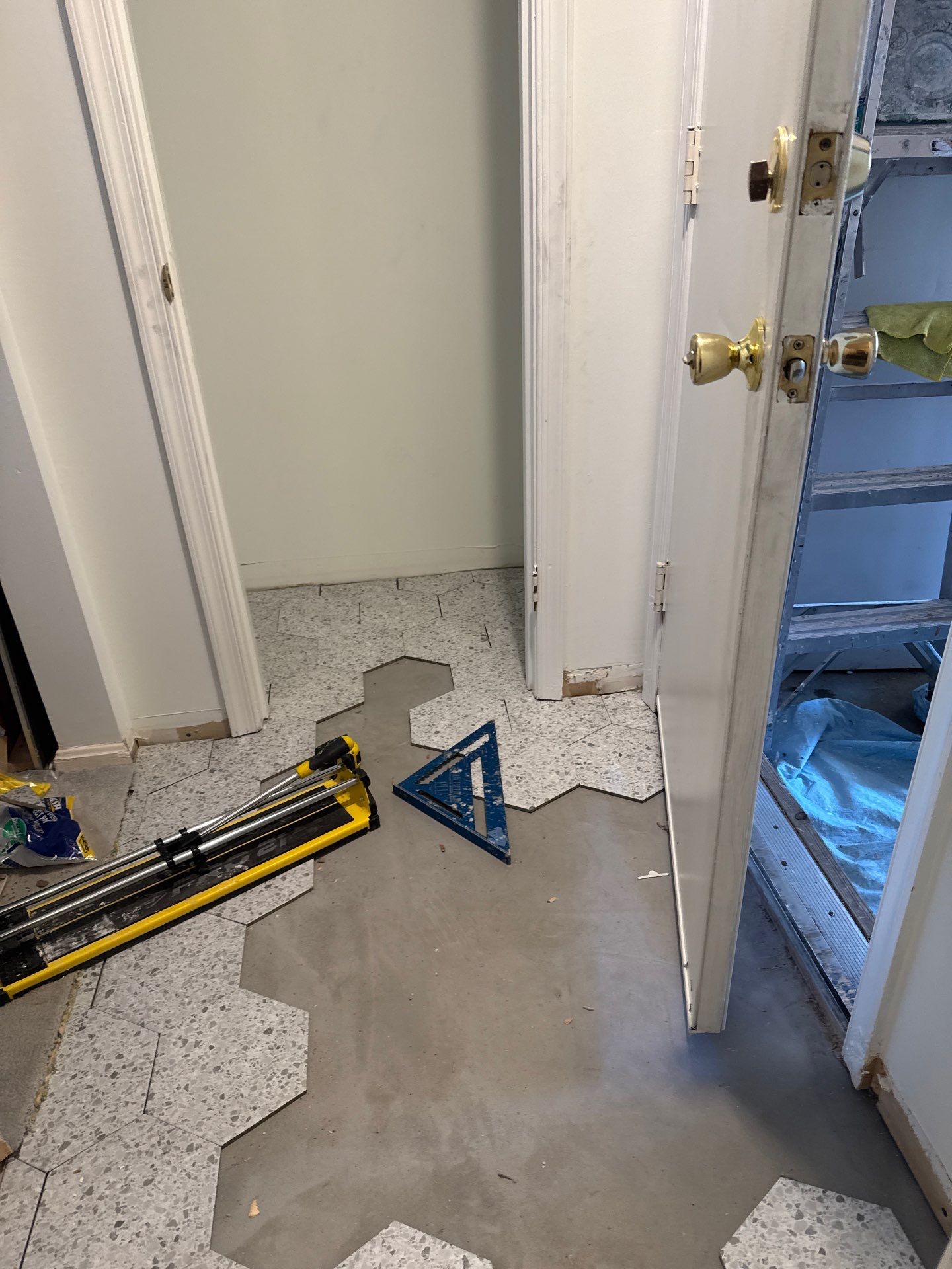 LAUNDRY AND HALLWAY REMODELING using Sherwin Williams  by La Bendicion Contruction Llc