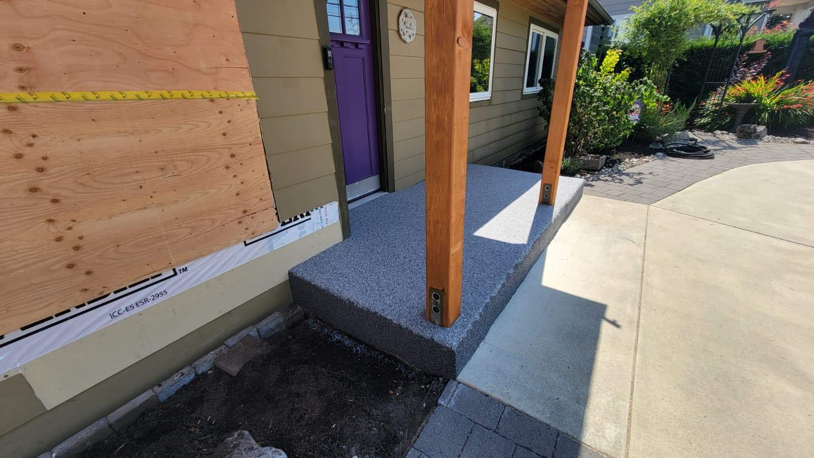 Modern Contrast Patio in Poseidon Vuba Stone with Manhattan Border by Concrete Coating Experts Inc.