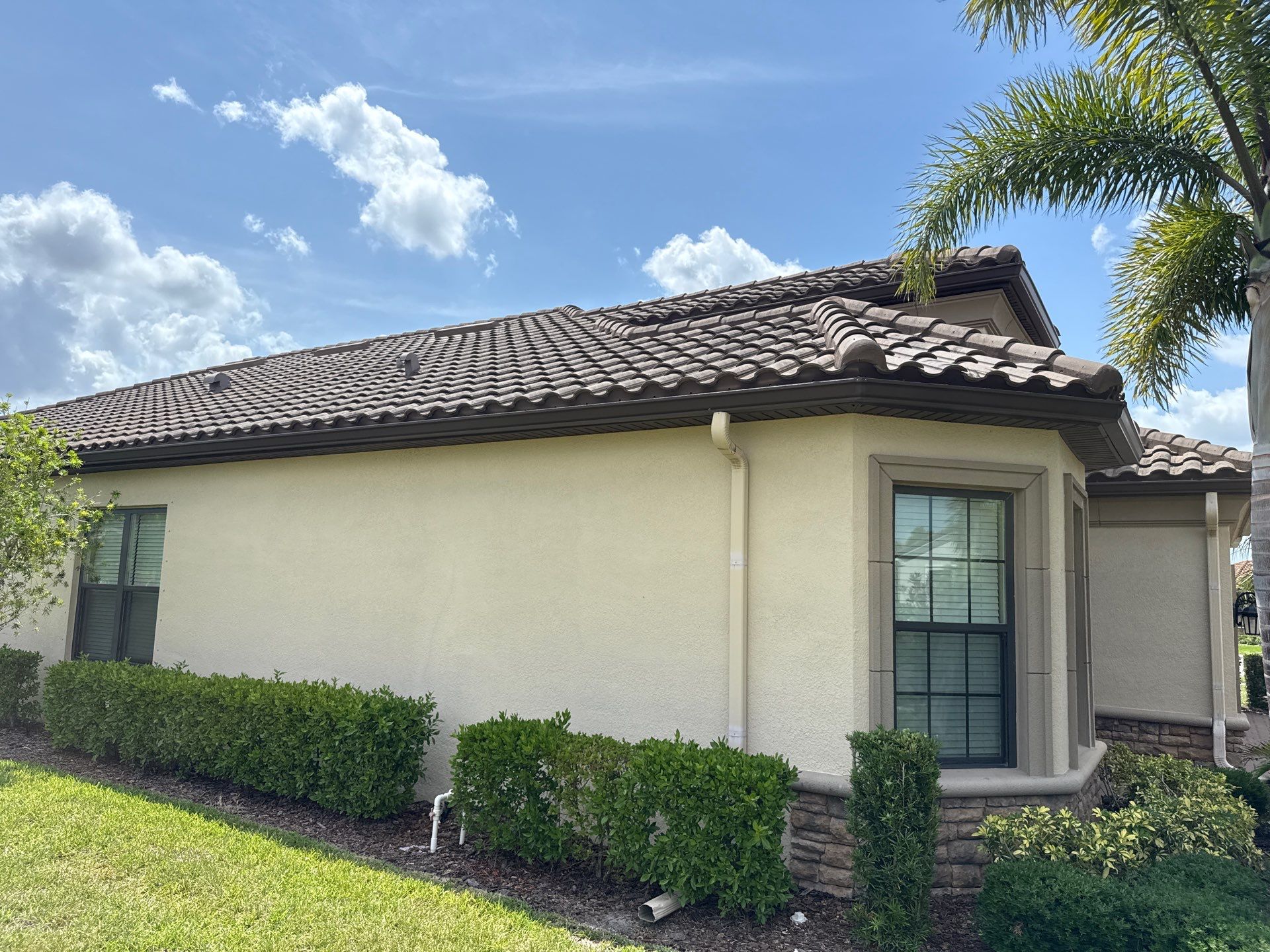 Concrete Tile Roof, Paver Driveway & Lanai Cleaning – Artisan Lakes Esplanade, Palmetto, FL by Sunshine AquaWash