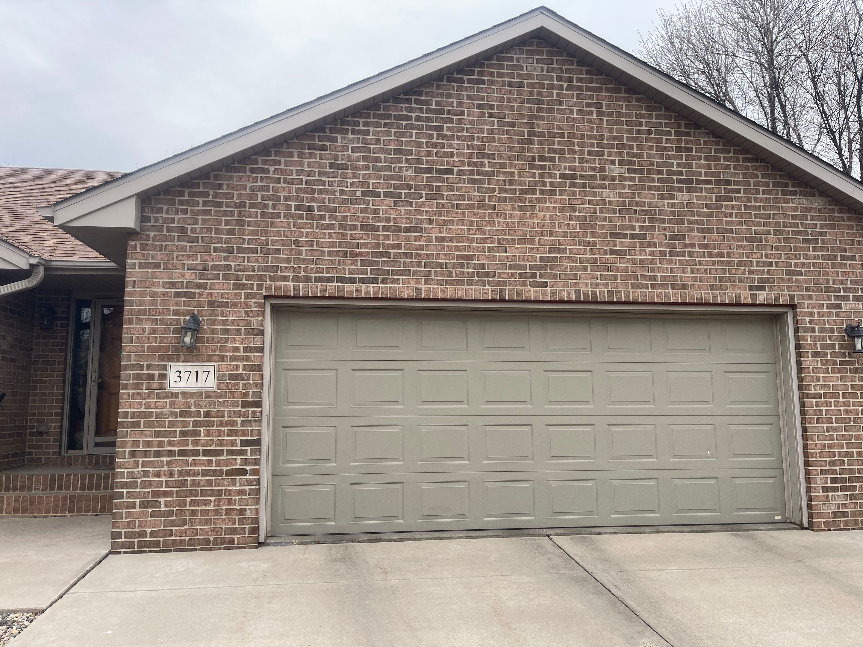 Residential Exterior Siding and Trim Painting in Sioux Falls by Select Painting, Coatings & Garage Cabinets