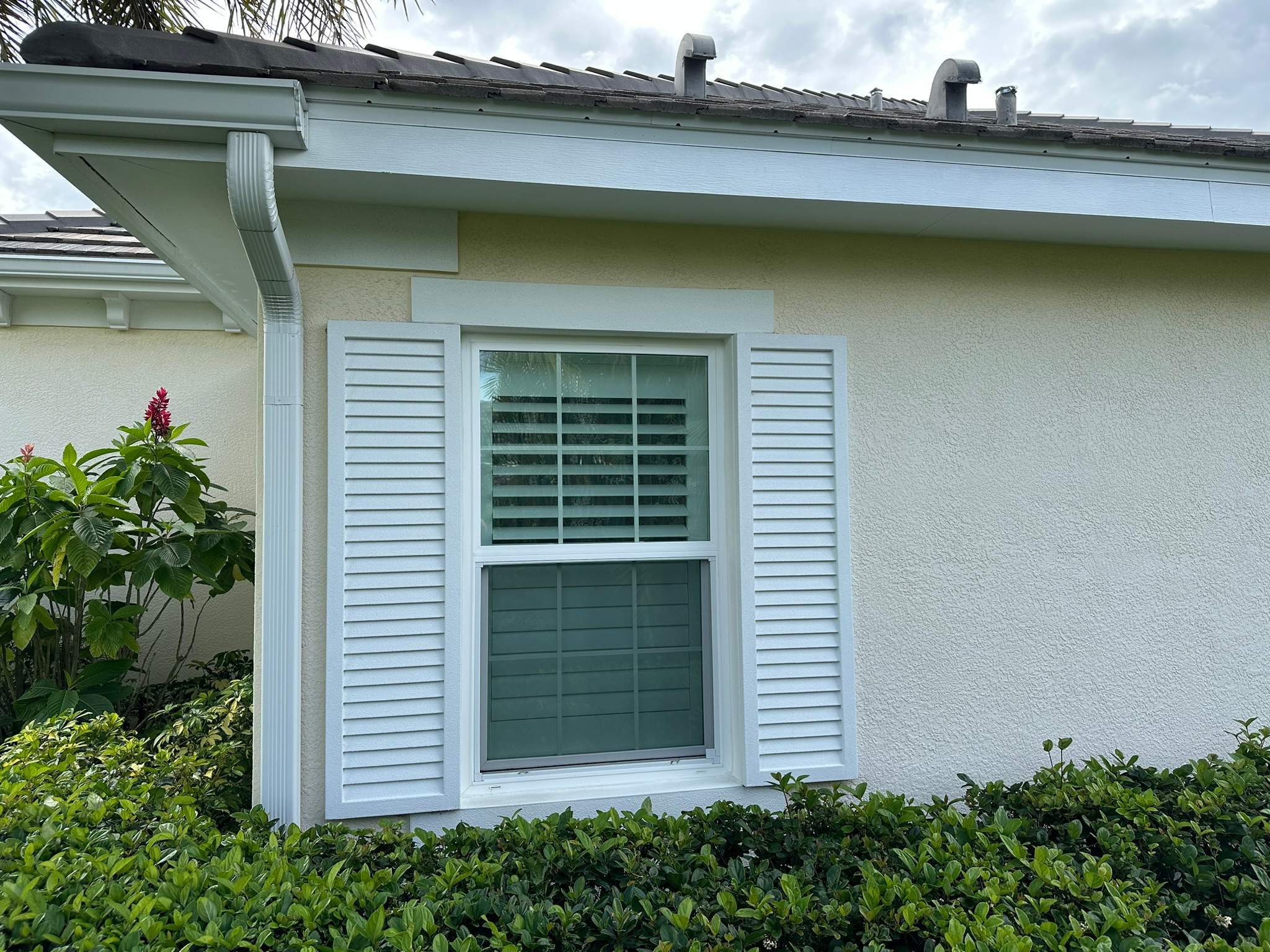 House Wash & Pool Screen Enclosure Cleaning in Winding River Community, Bradenton, FL | Sunshine AquaWash by Sunshine AquaWash