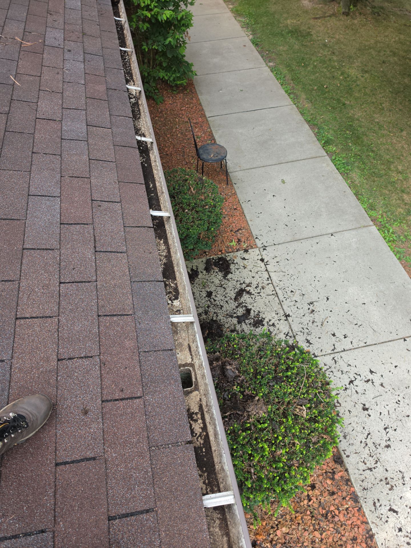 Commercial gutter cleaning Canton, OH after photo with clean gutters