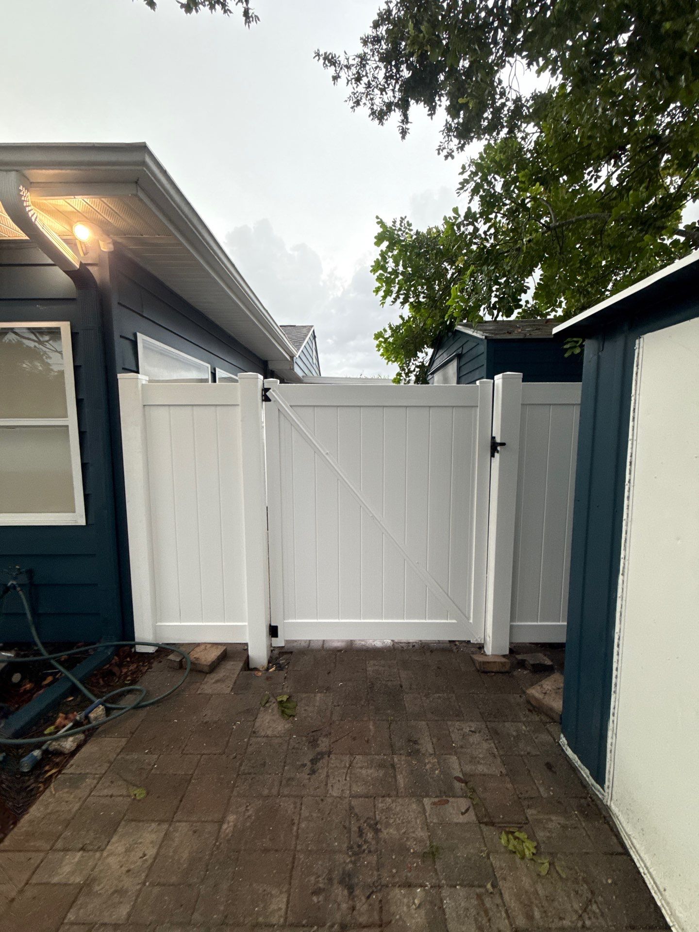 White Vinyl Privacy Fence and Backyard Enclosure in Sarasota by True Fence LLC