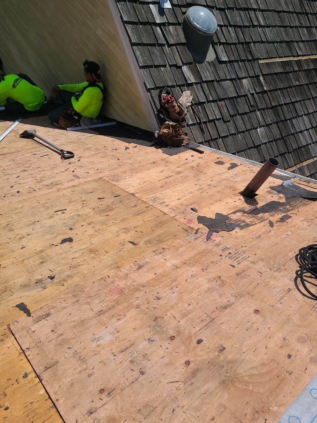 Arlington: CertainTeed Grand Manor Designer Shingles in Weathered Wood by RM Banning, Inc.