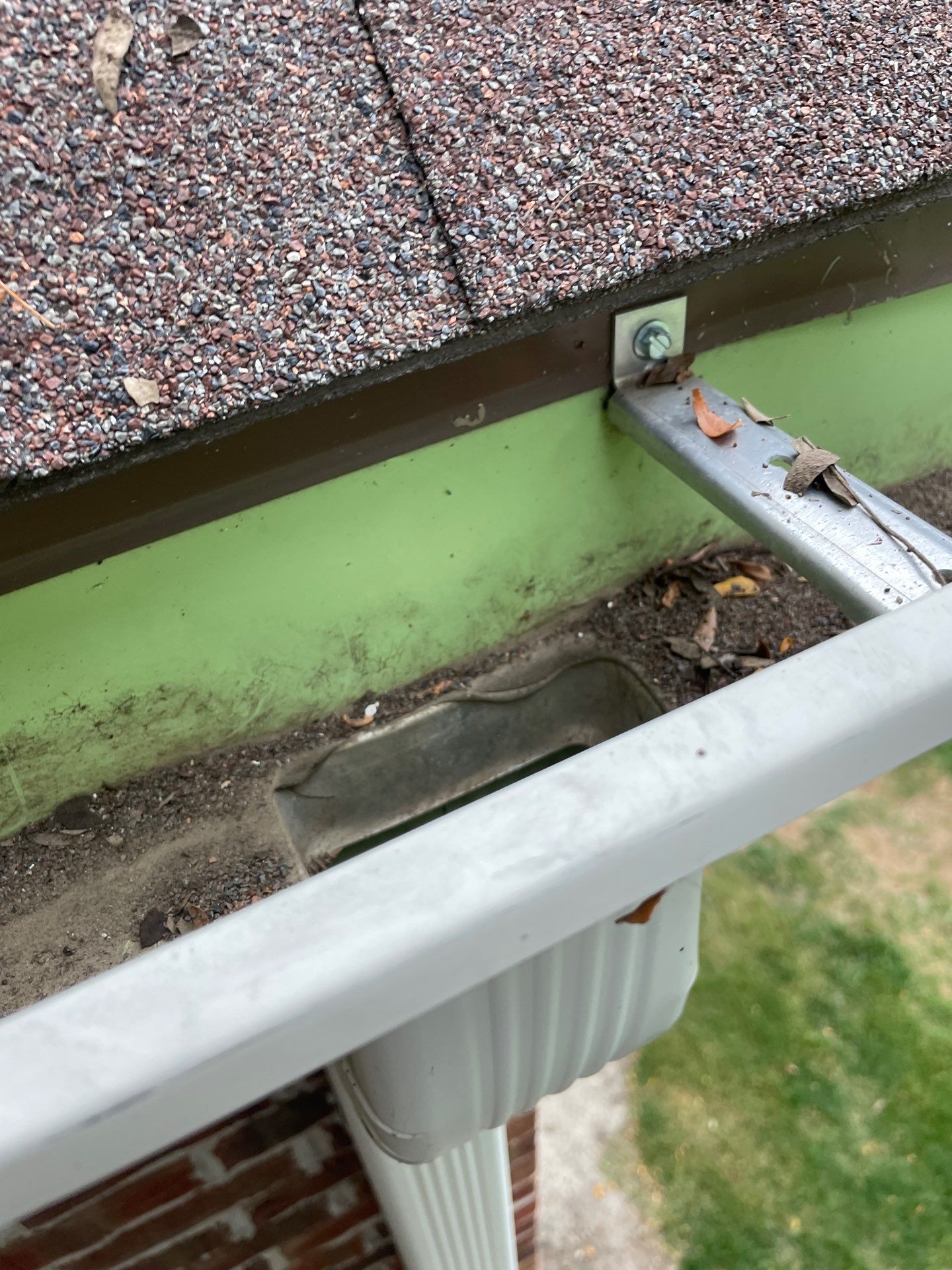 Commercial gutter cleaning Omaha after photo with clean gutters
