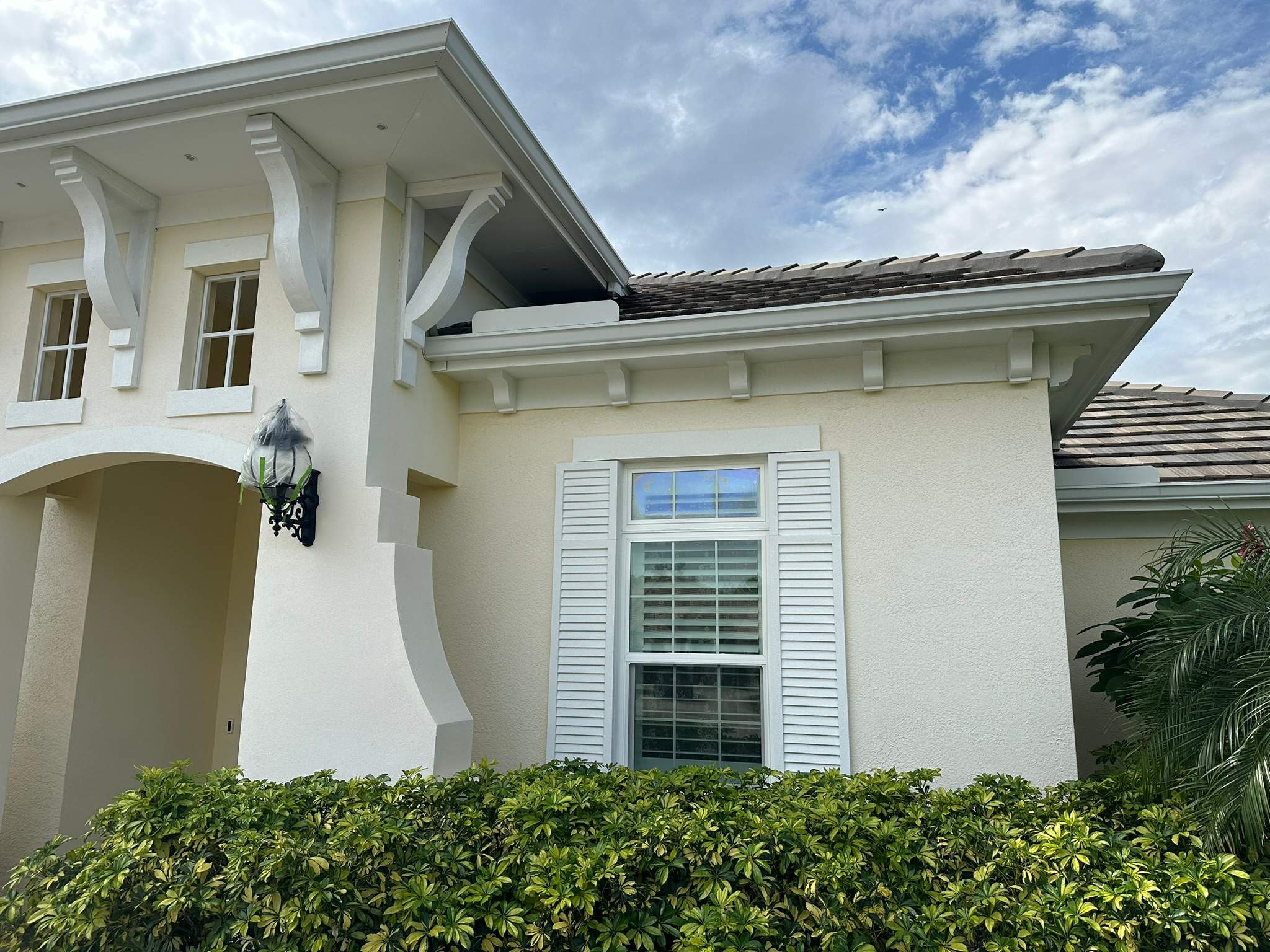 House Wash & Pool Screen Enclosure Cleaning in Winding River Community, Bradenton, FL | Sunshine AquaWash by Sunshine AquaWash
