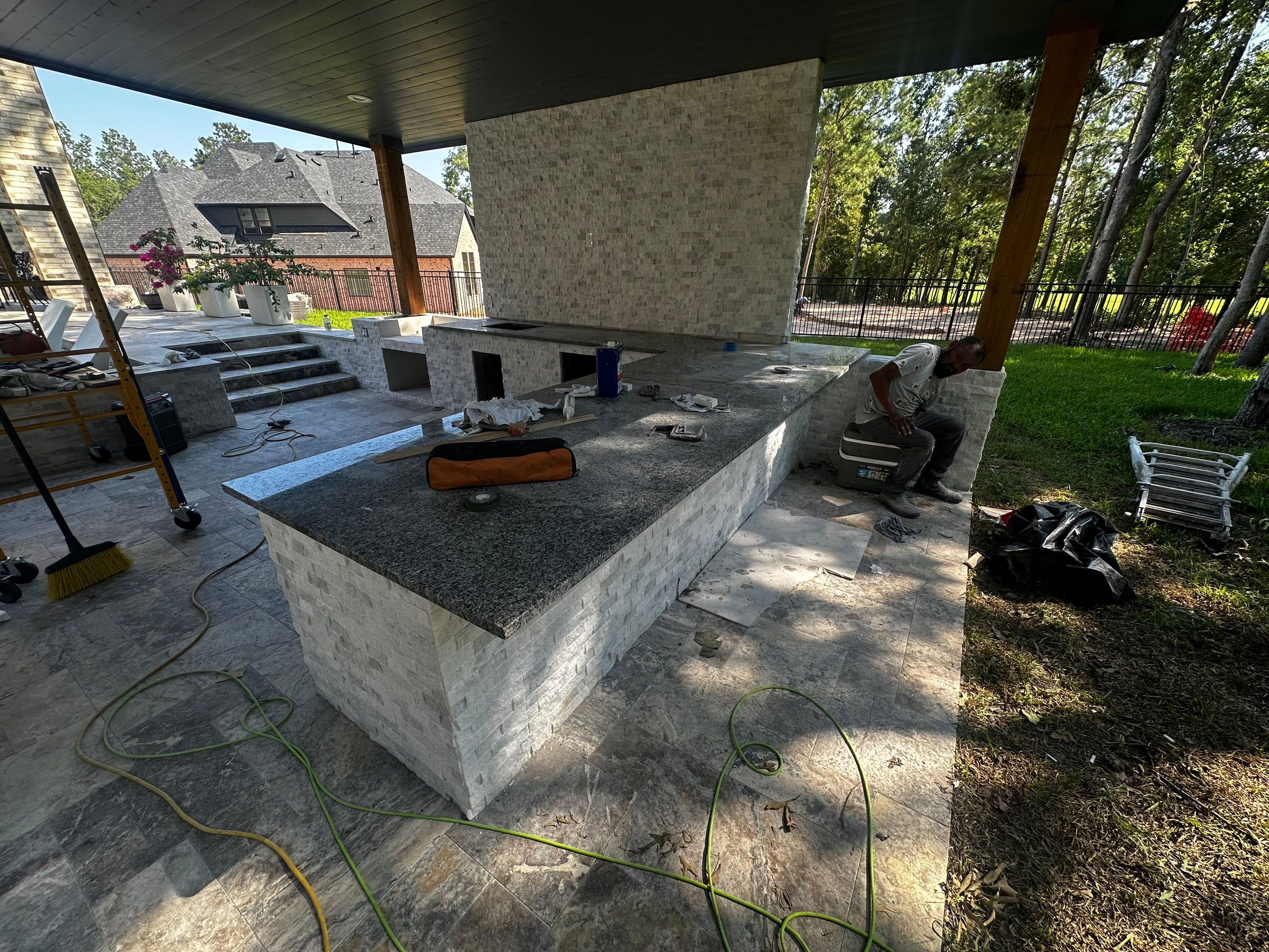 Modern Patio Cover and Kitchen in Montgomery by SophAlx LLC