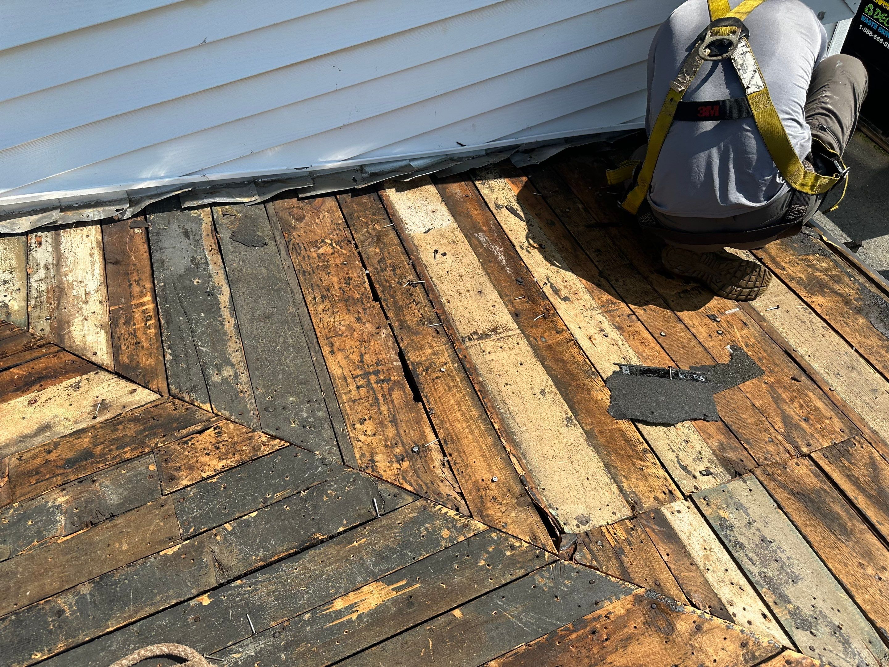 π‘ Another happy homeowner in Claremont, NH! πͺ by Tall pine roofing