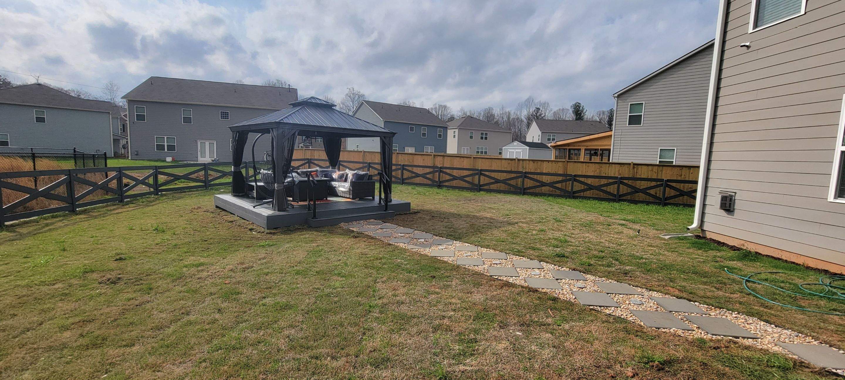 Exterior Gazebo by Ajayi Design and Construction 
