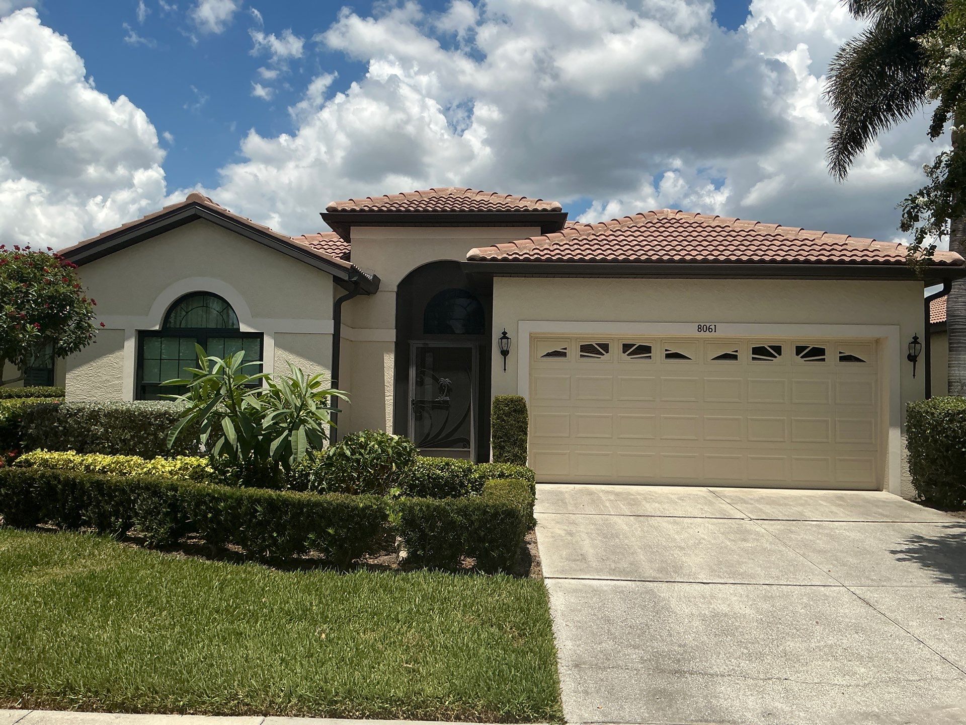 Seal Gutters & Gutter Cleaning in Sarasota FL by Gutter Professors