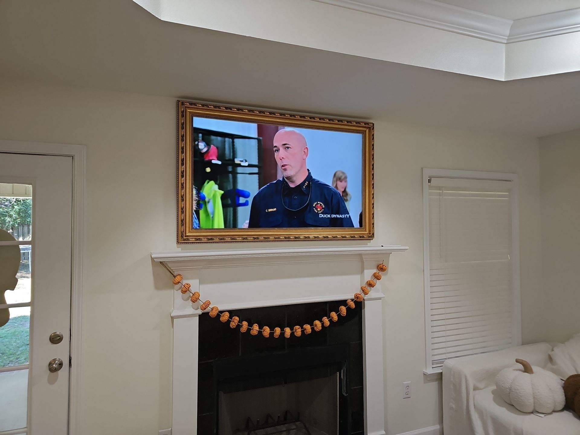 Lifestyle TV & Frame TV Installation Projects by Hangman Mounting & Installation 