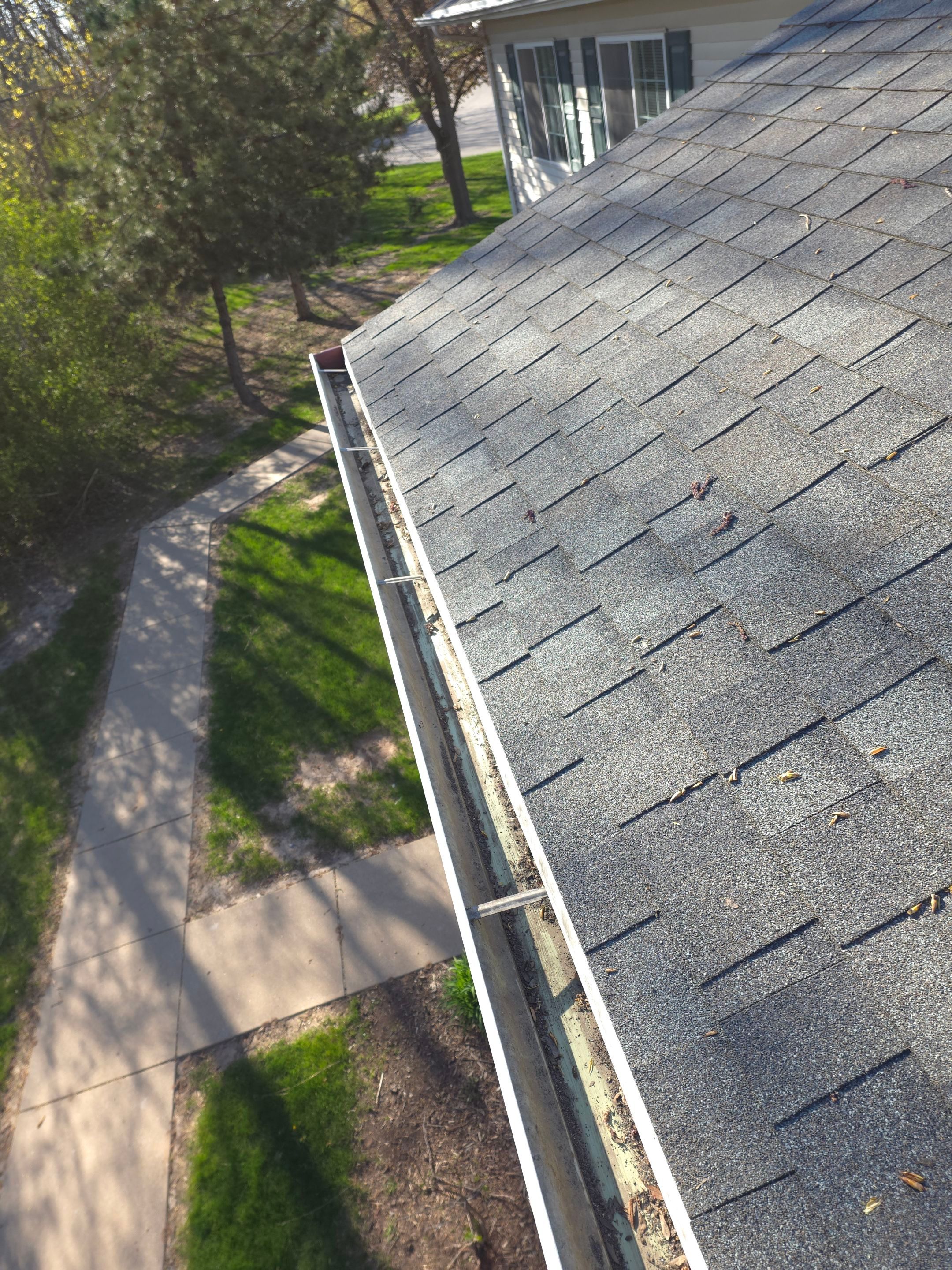 Commercial gutter cleaning Appleton & Oshkosh, WI after photo with clean gutters