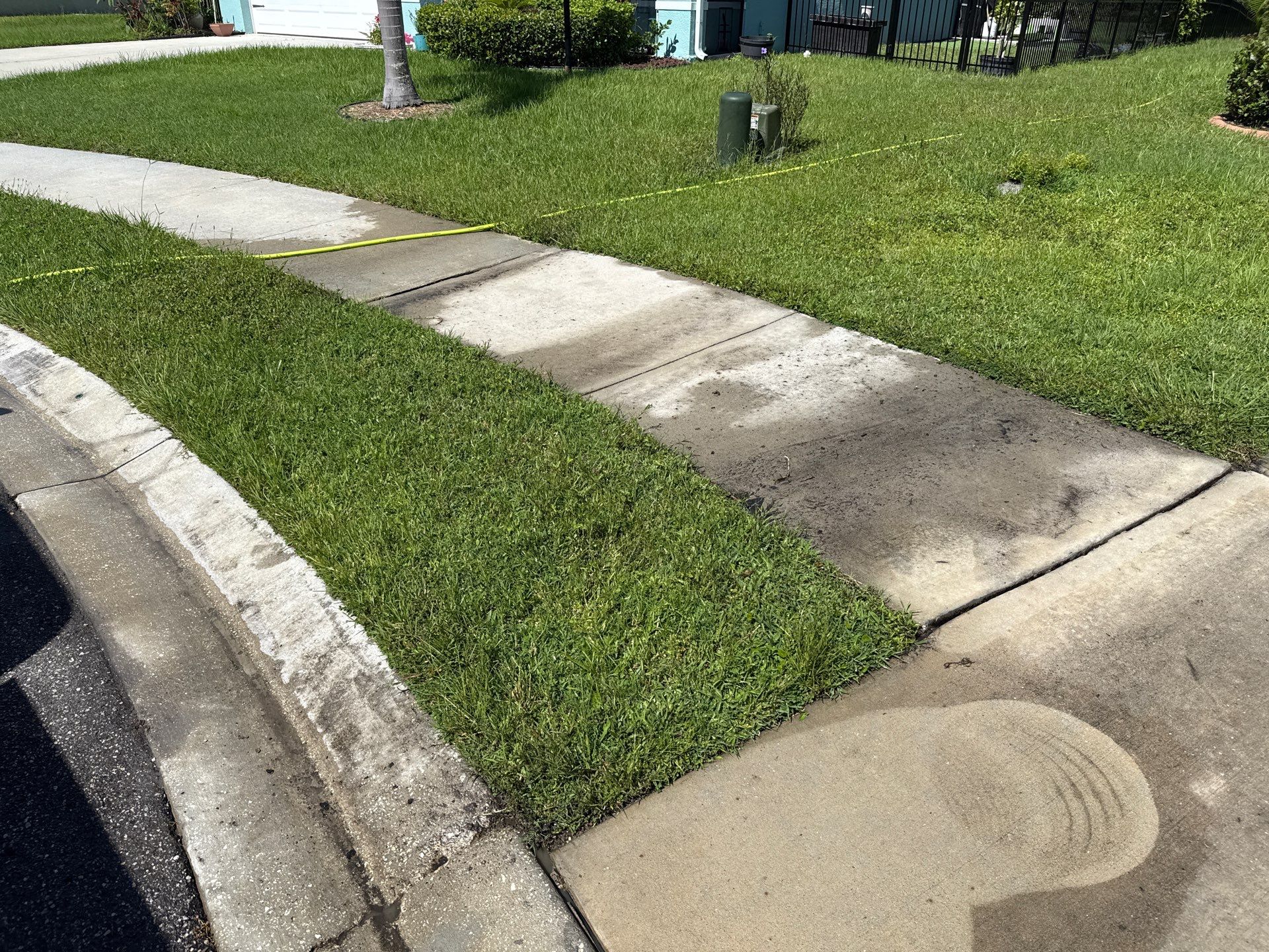 Concrete Driveway & Sidewalk Cleaning in Crystal Lakes – Palmetto, FL by Sunshine AquaWash