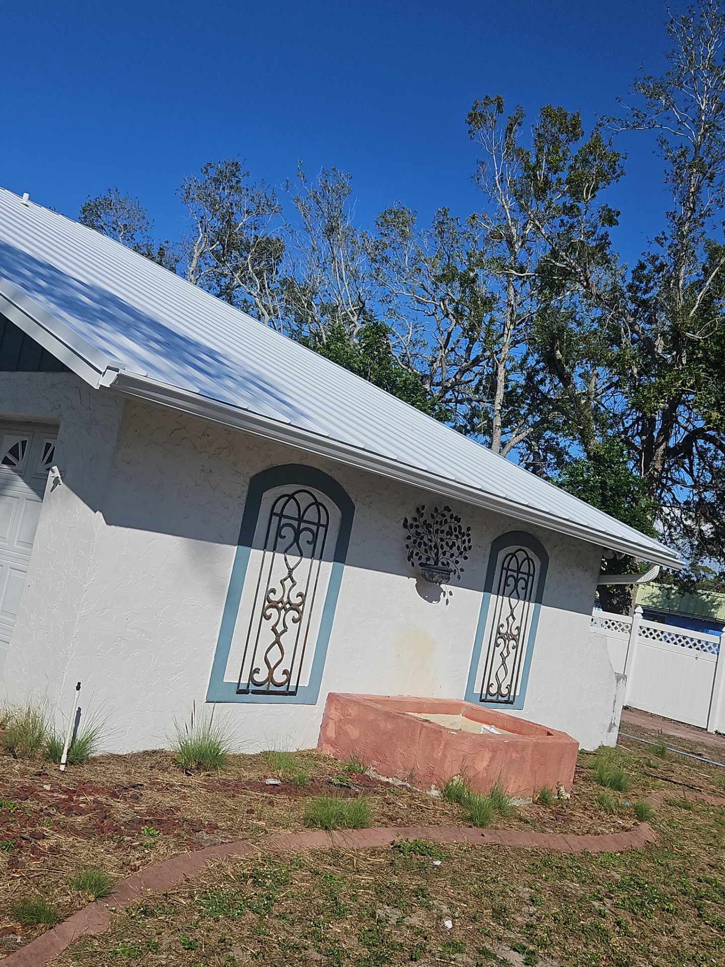 K-Style Seamless Gutter Installation using White Seamless Gutters in Sarasota FL by Gutter Professors