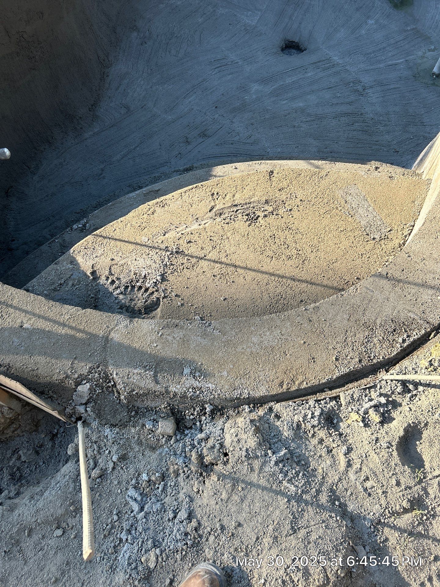 Compact Freeform Spool with Dark Coping by Pinnacle Pools and Spas - DFW