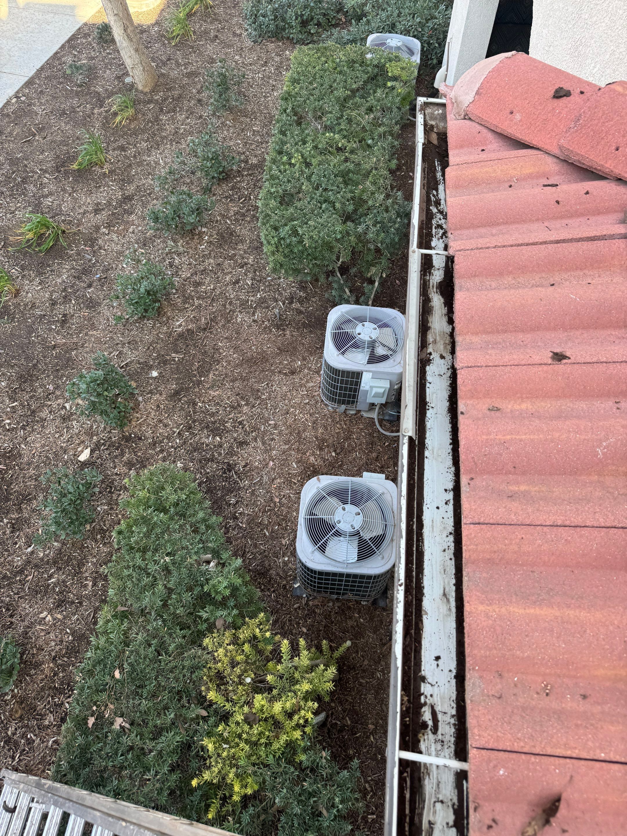 Commercial gutter cleaning Riverside, CA after photo with clean gutters