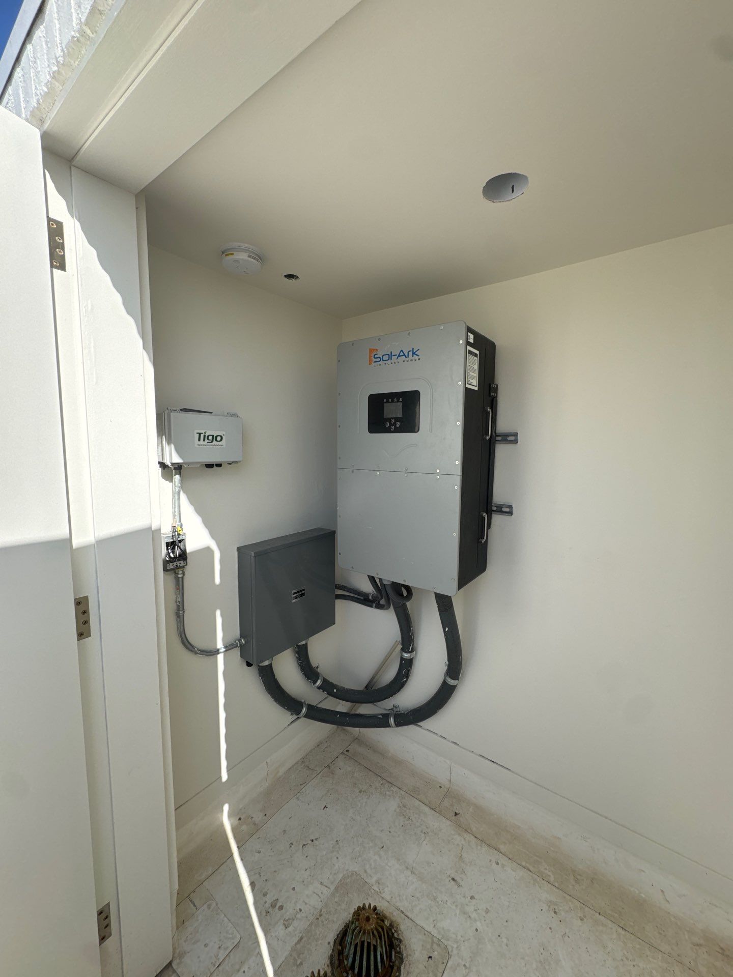 Residential Solar Panel and Battery Storage Installation in Los Angeles by AWS Solar