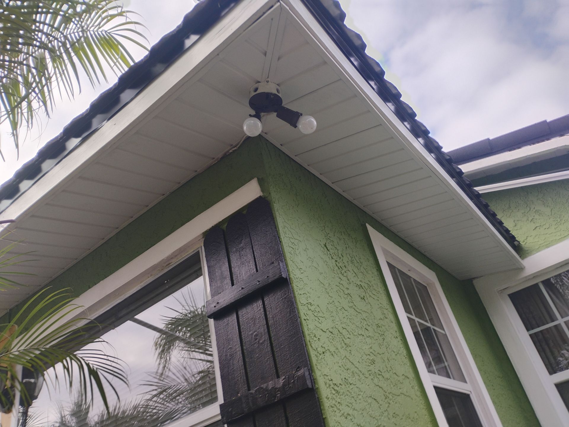 White Aluminum Soffit and Fascia in St.Petersburg FL by Gutter Professors