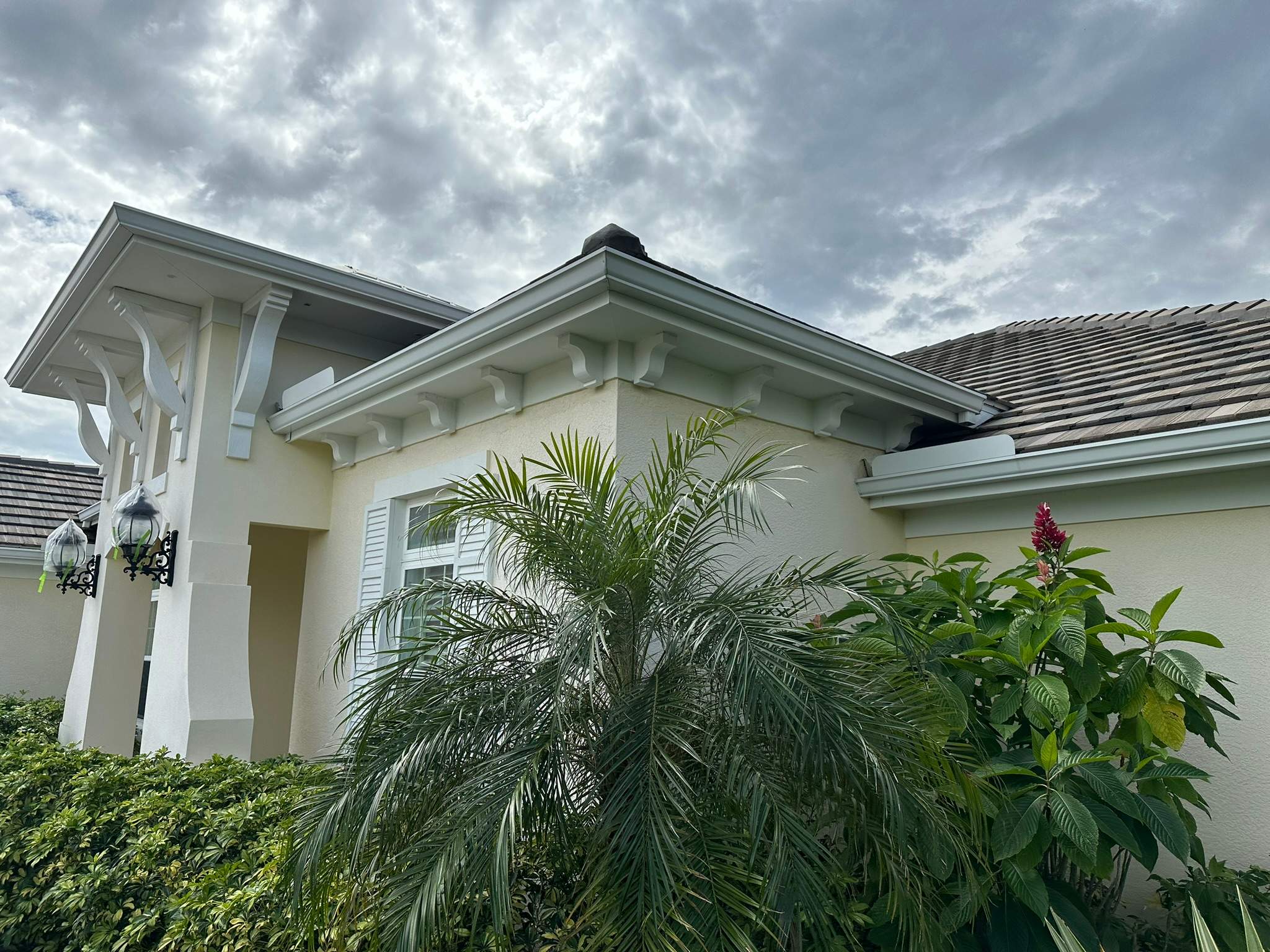 House Wash & Pool Screen Enclosure Cleaning in Winding River Community, Bradenton, FL | Sunshine AquaWash by Sunshine AquaWash