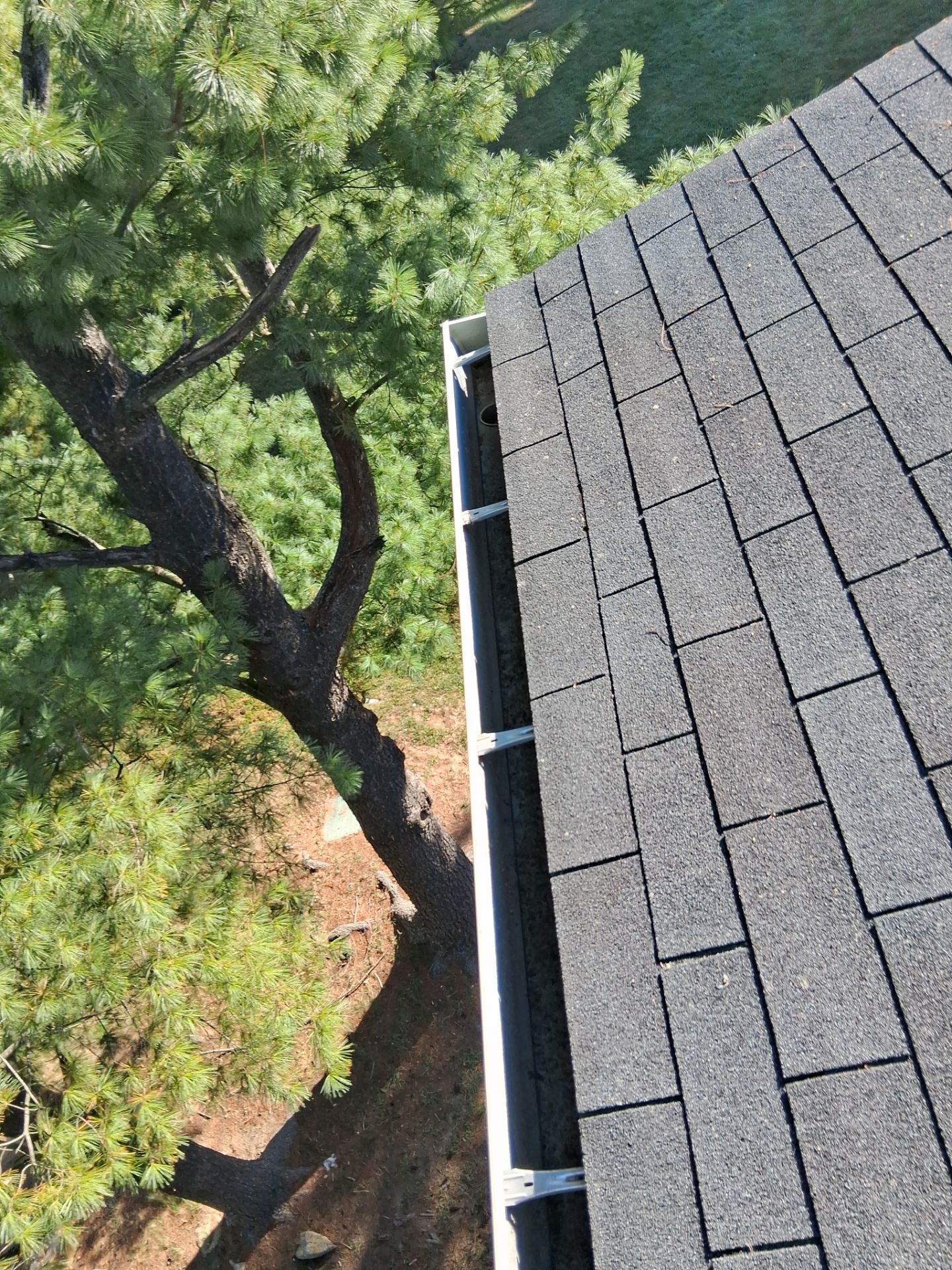 Commercial gutter cleaning Maryland after photo with clean gutters