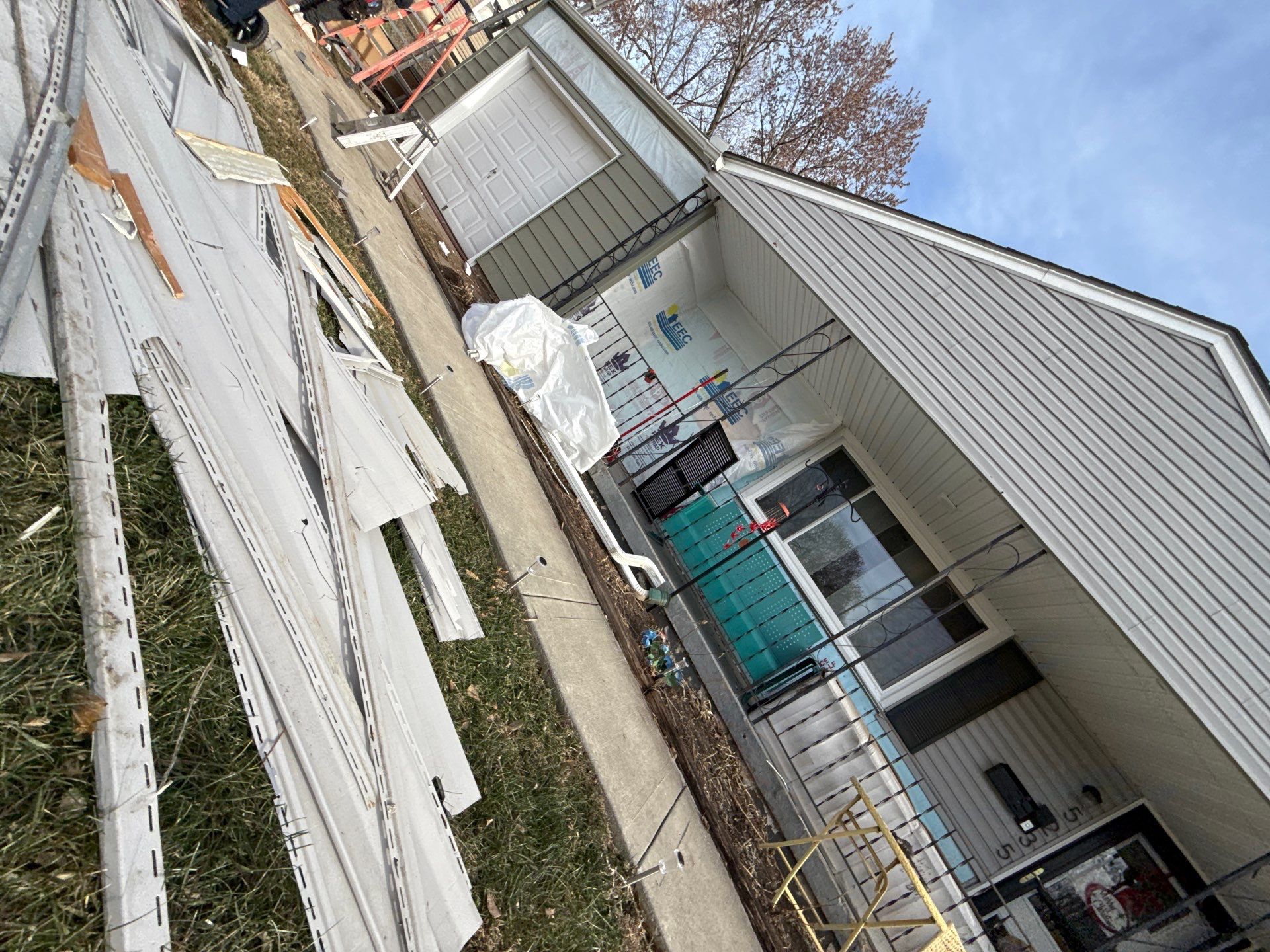 A whole new look for this Gladstone Home by EEC Windows, Siding & Roofing