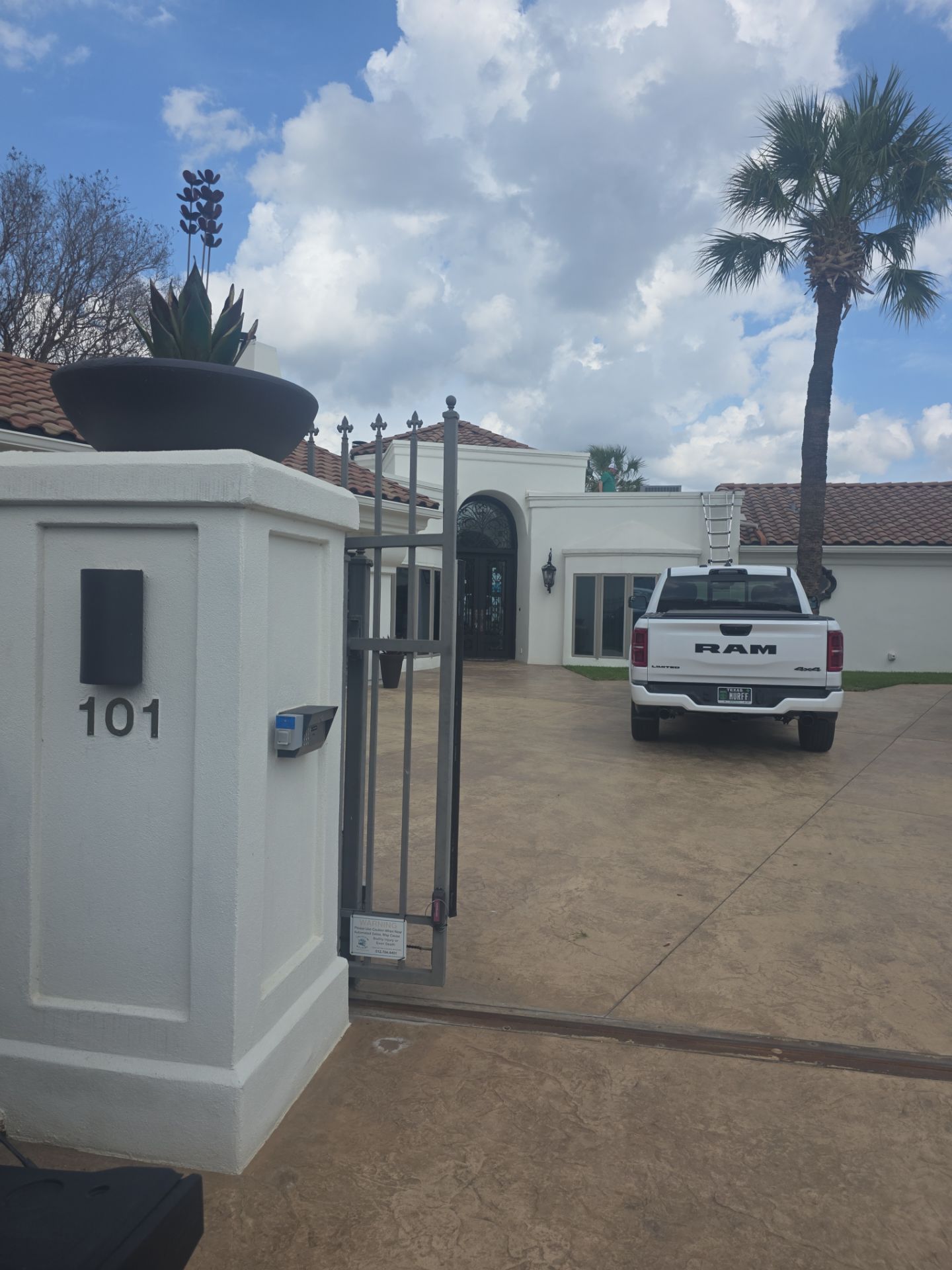 Beautiful house. Beautiful view. Didn't want to leave when we were done. by REPS OF TEXAS