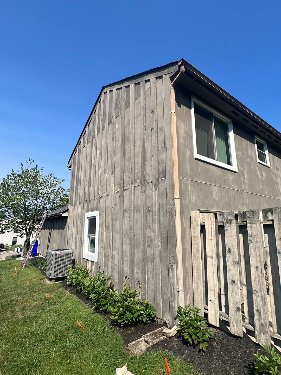 Siding Installation using Norandex Woodsmen Select vinyl sidning by WIW Enterprises Inc