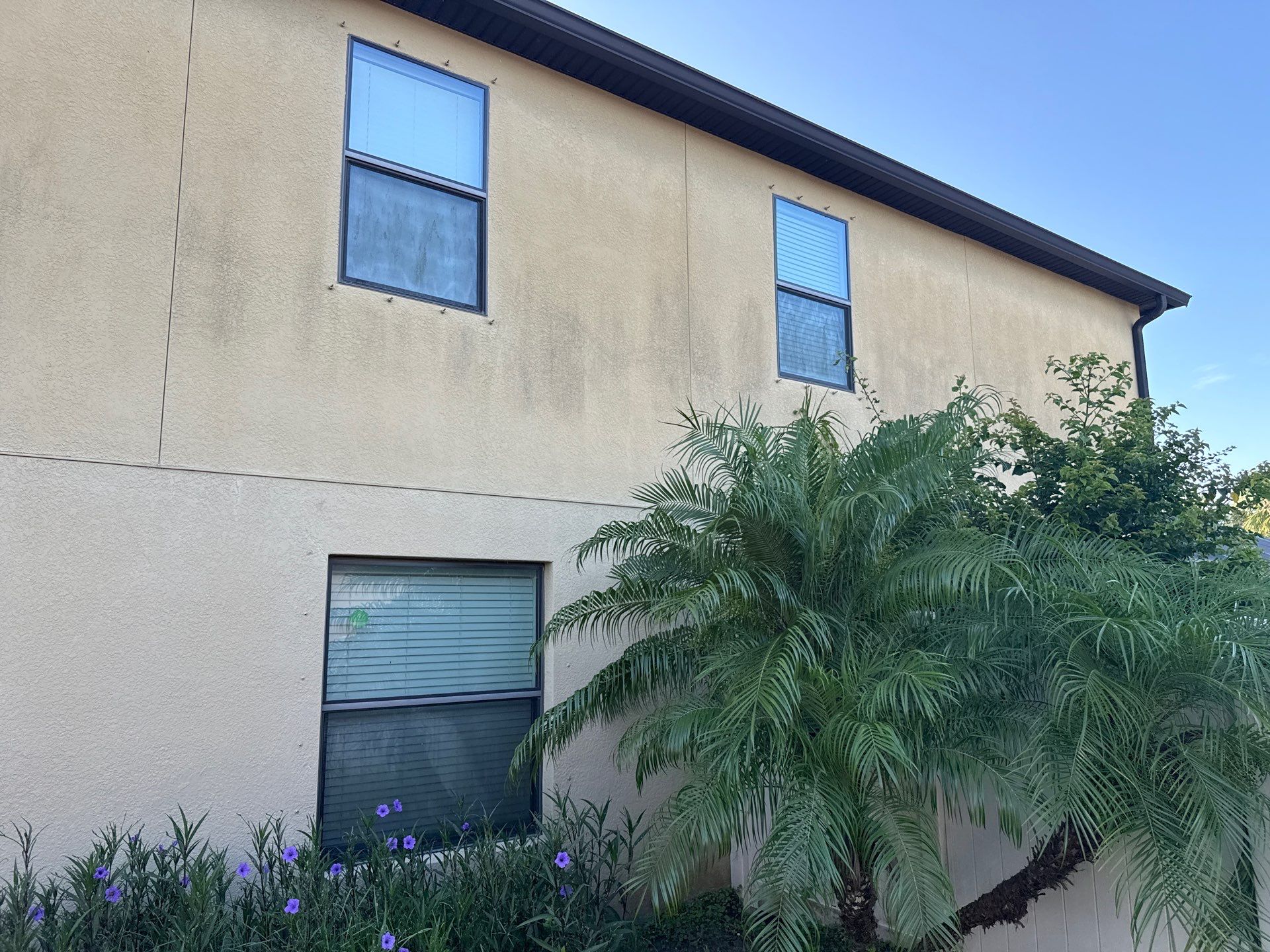 2-Story Stucco House Wash & Tan Vinyl Fence Cleaning | Sheffield Glen Palmetto, FL by Sunshine AquaWash