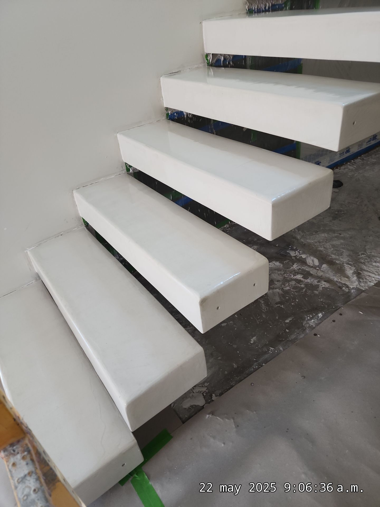 Microtopping over Steps by Seamless Surfaces
