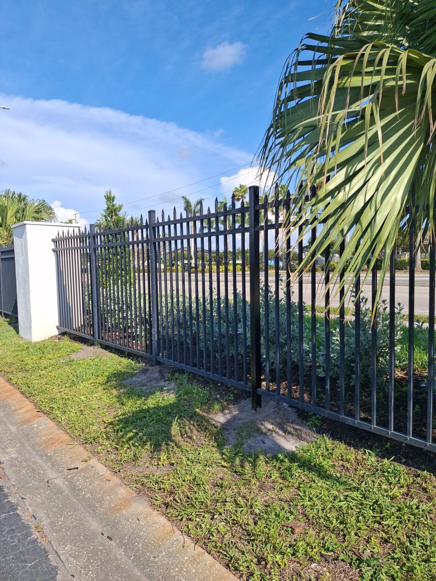 211 63rd Ave W  by H&Y Fence