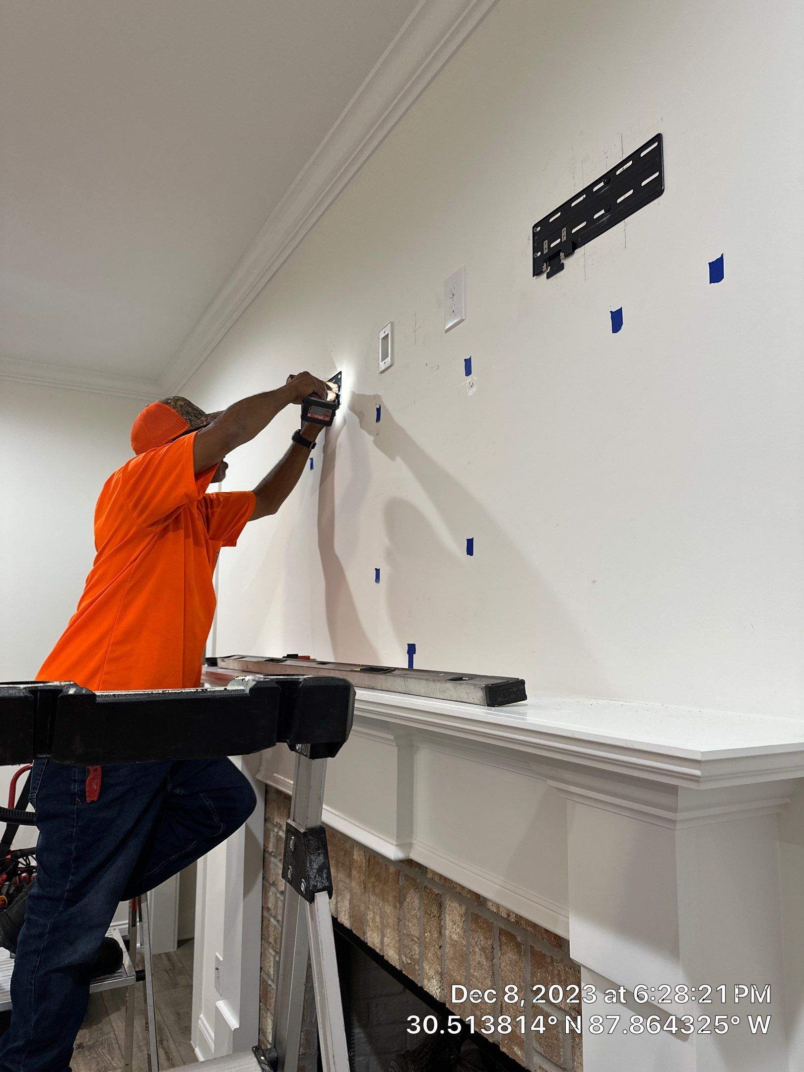 Lifestyle TV & Frame TV Installation Projects by Hangman Mounting & Installation 