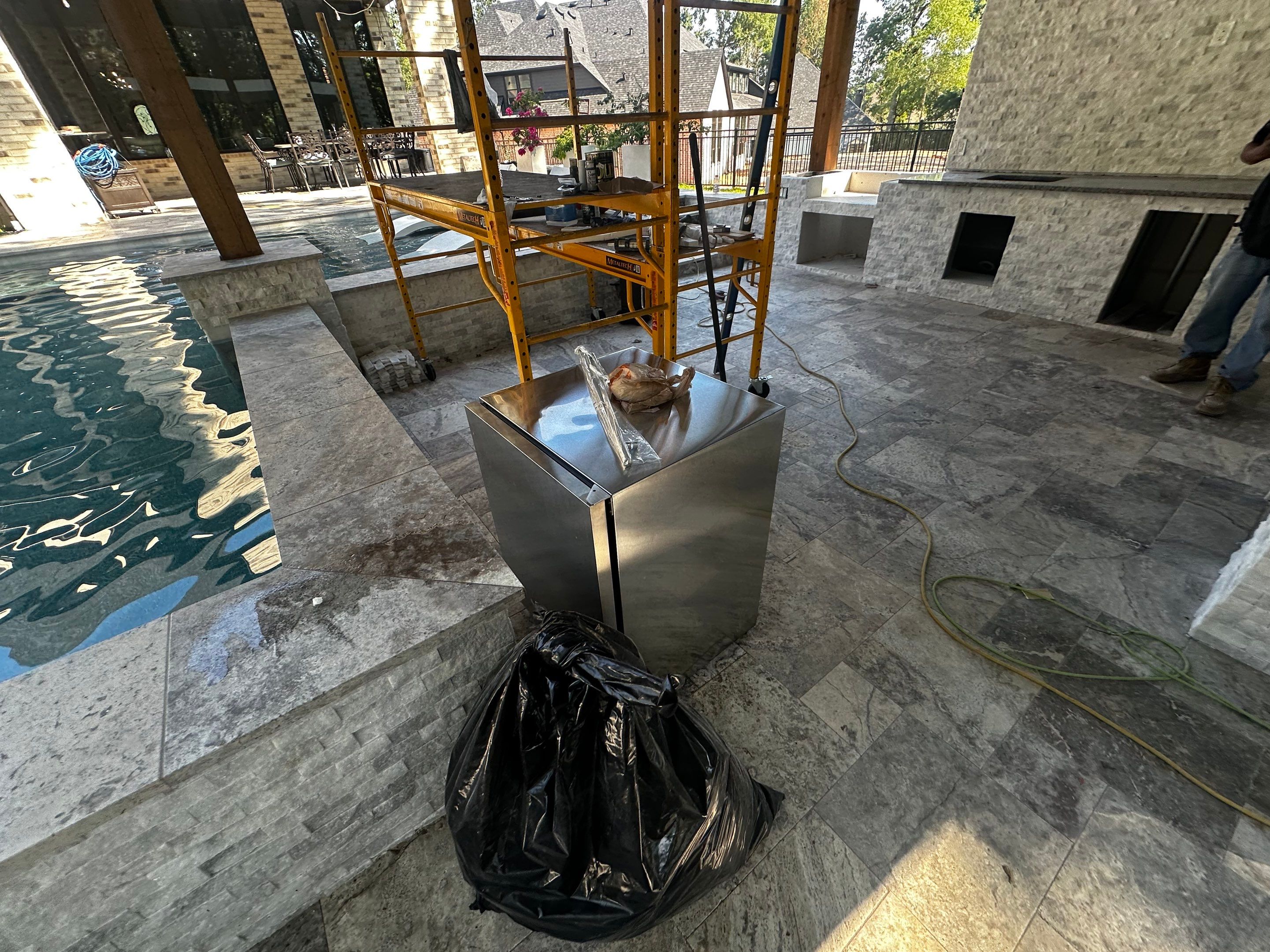 Modern Patio Cover and Kitchen in Montgomery by SophAlx LLC