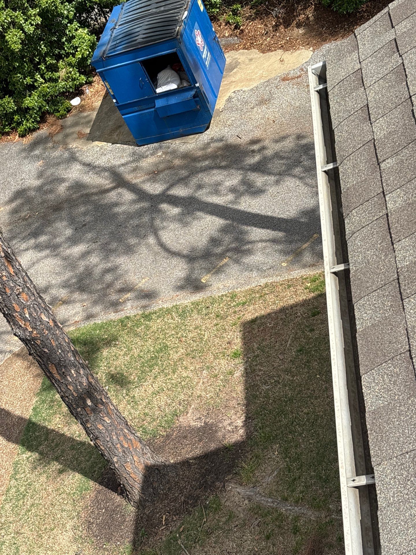 Commercial gutter cleaning Memphis, TN after photo with clean gutters