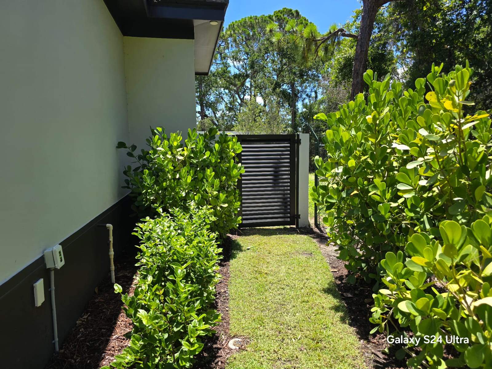 Louvered Aluminum Gates in Osprey by True Fence LLC